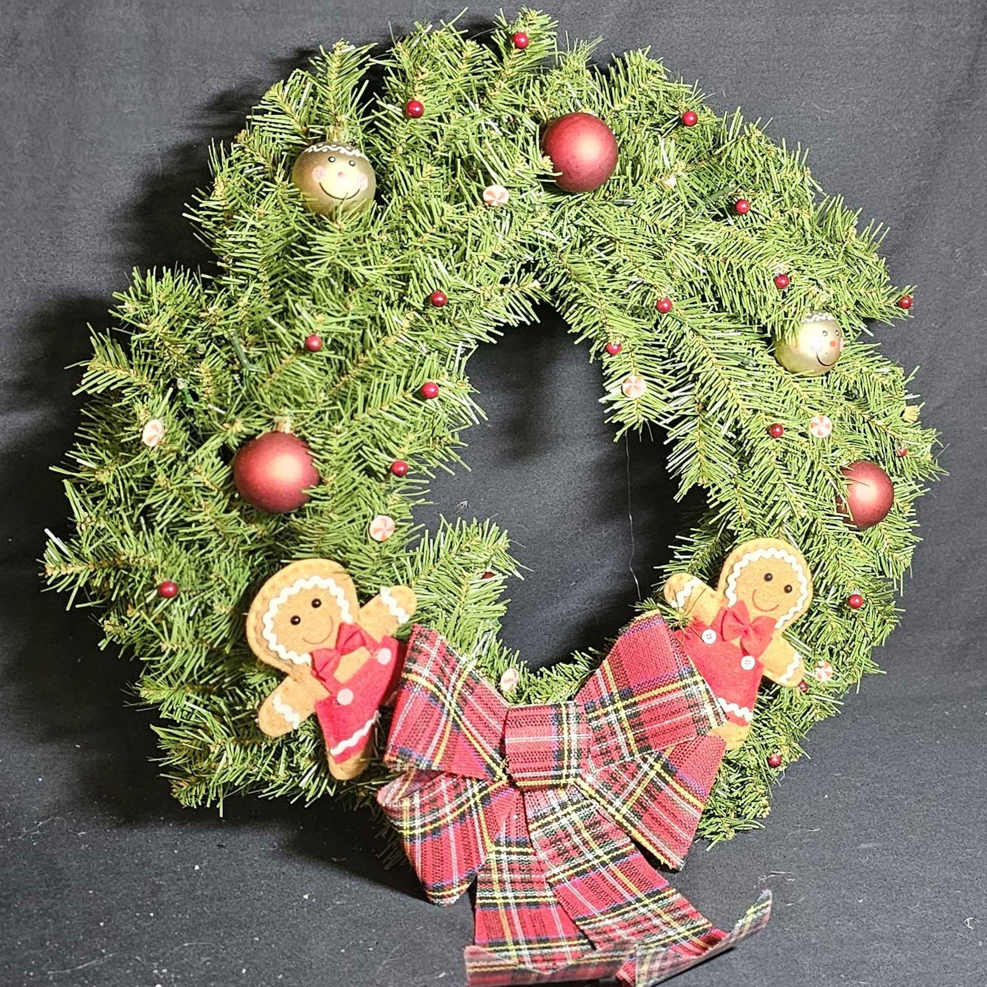 Wreath with gingerbreads and bows