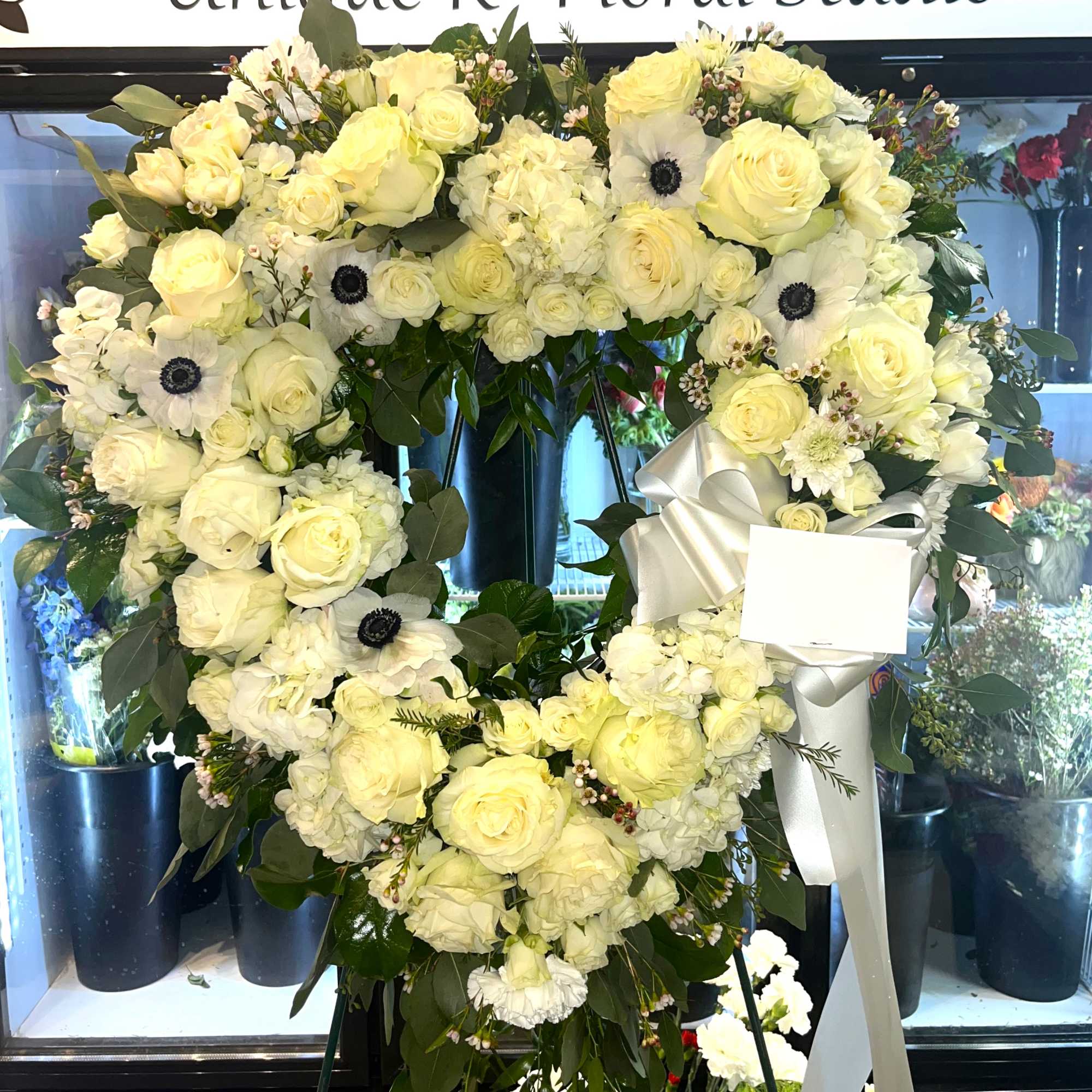 A timeless expression of enduring love, this heart-shaped easel pays tribute in