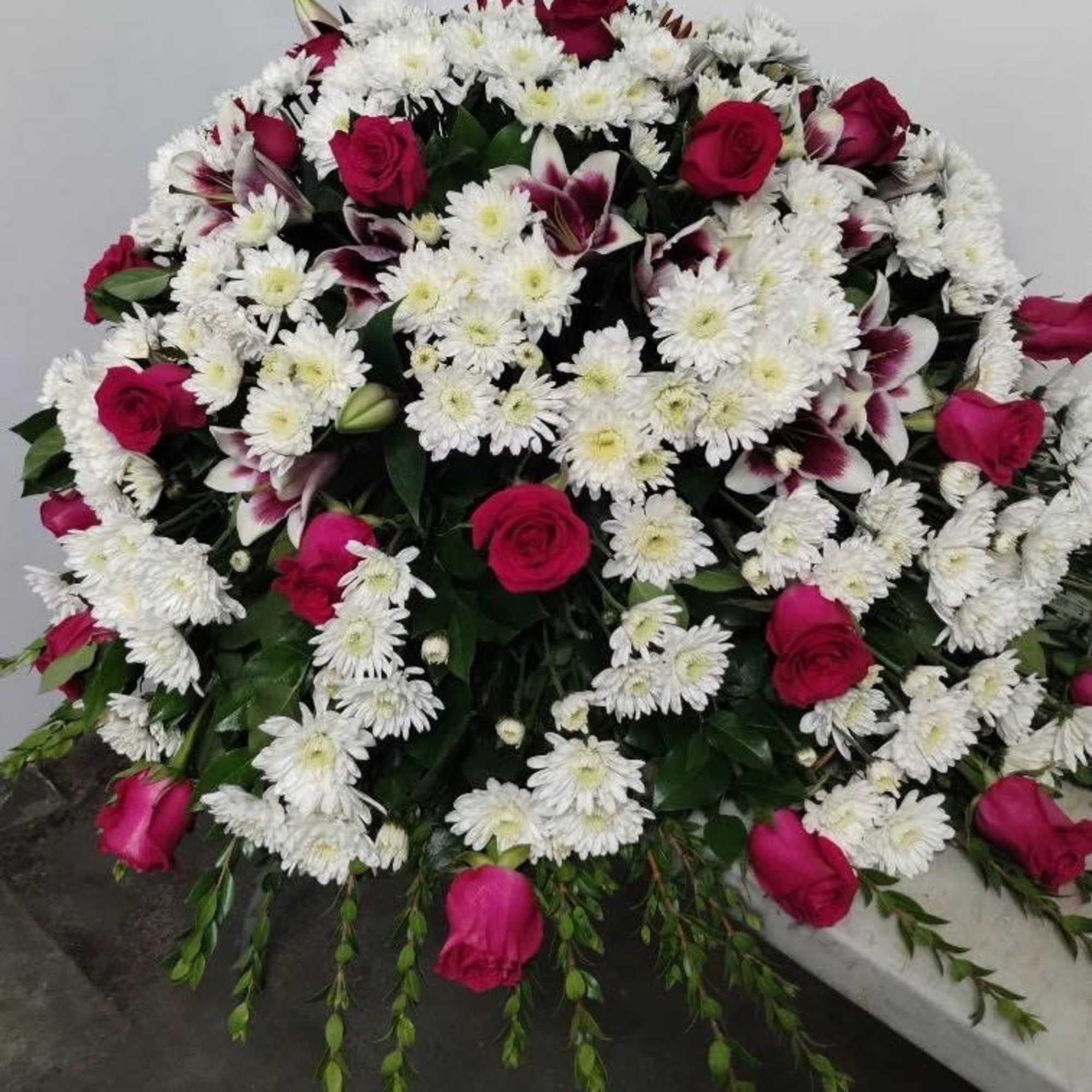 HOT PINK ROSES AND WHITE MARGARITAS AND GREENERY 