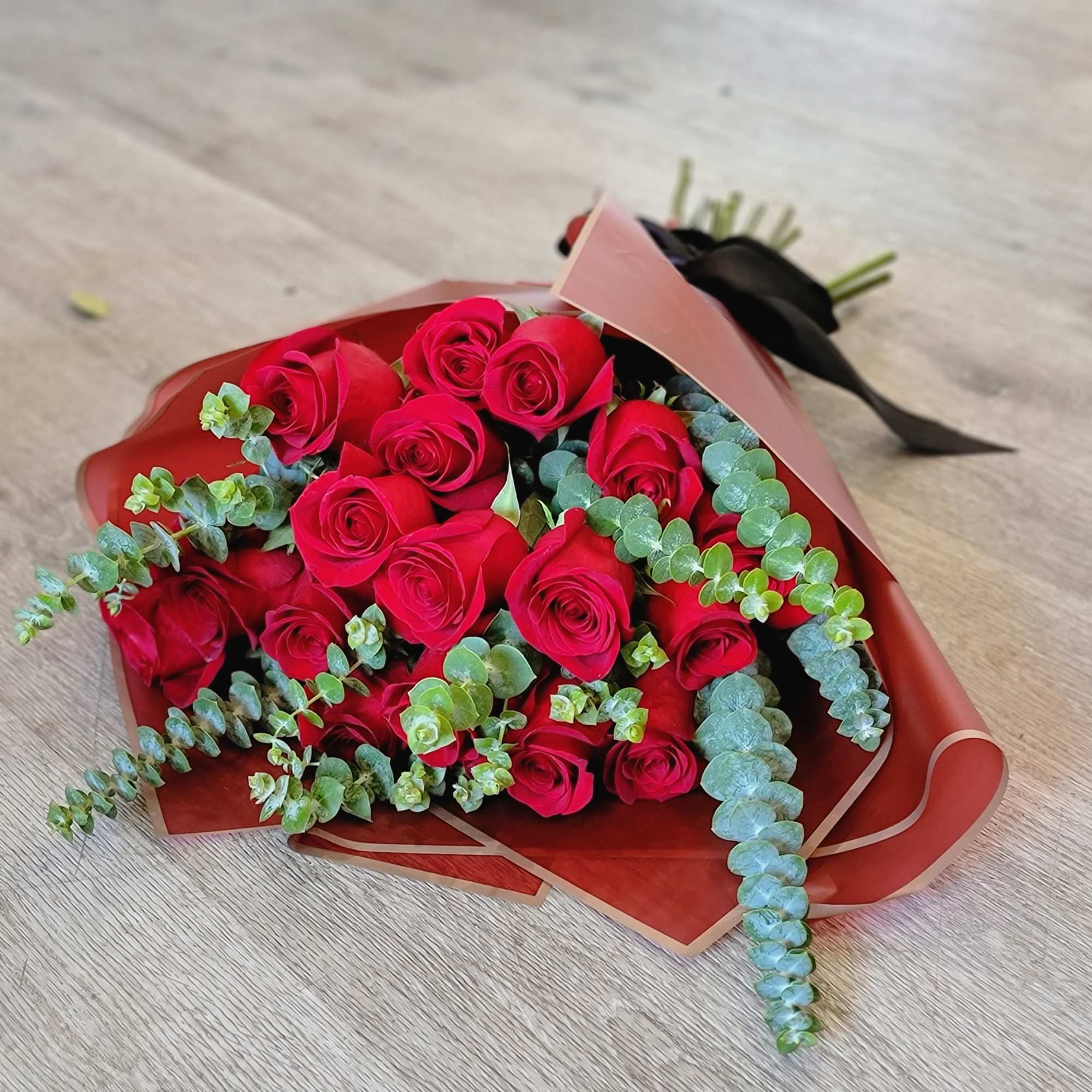 Red roses are recognized queens of the flower world. Passionate and sensual