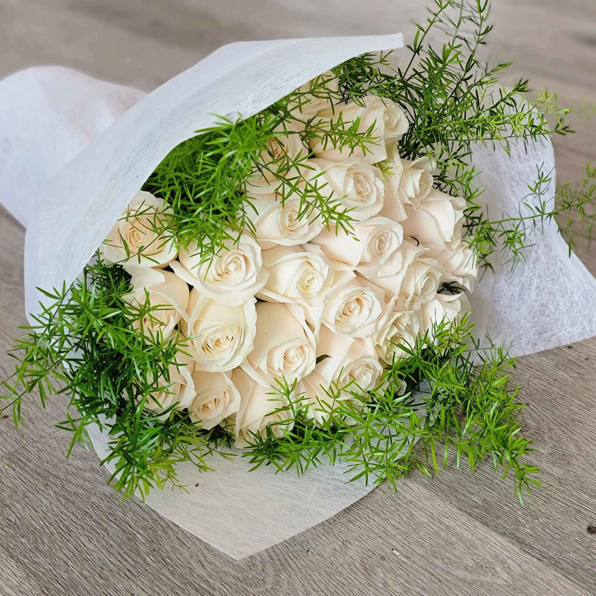 Red roses are recognized queens of the flower world. Passionate and sensual