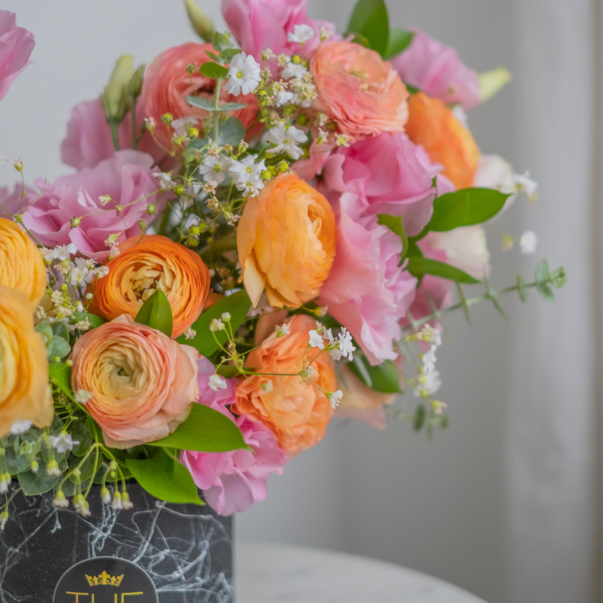 It looks stylish and cheerful in a warm and sunny palette. This