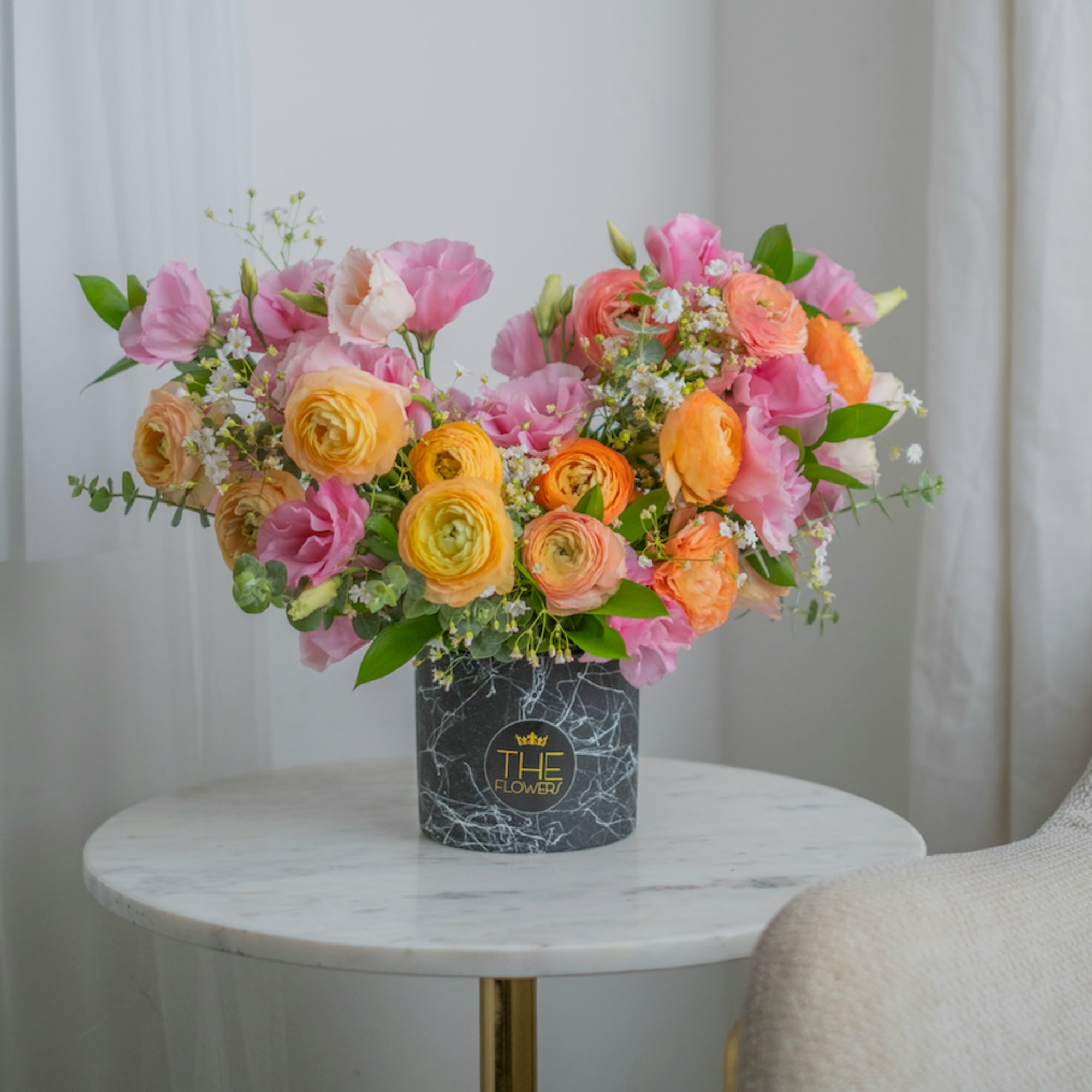 It looks stylish and cheerful in a warm and sunny palette. This