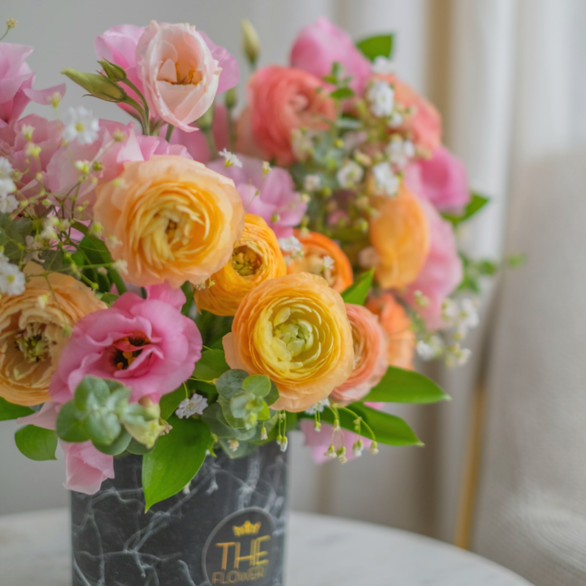 It looks stylish and cheerful in a warm and sunny palette. This