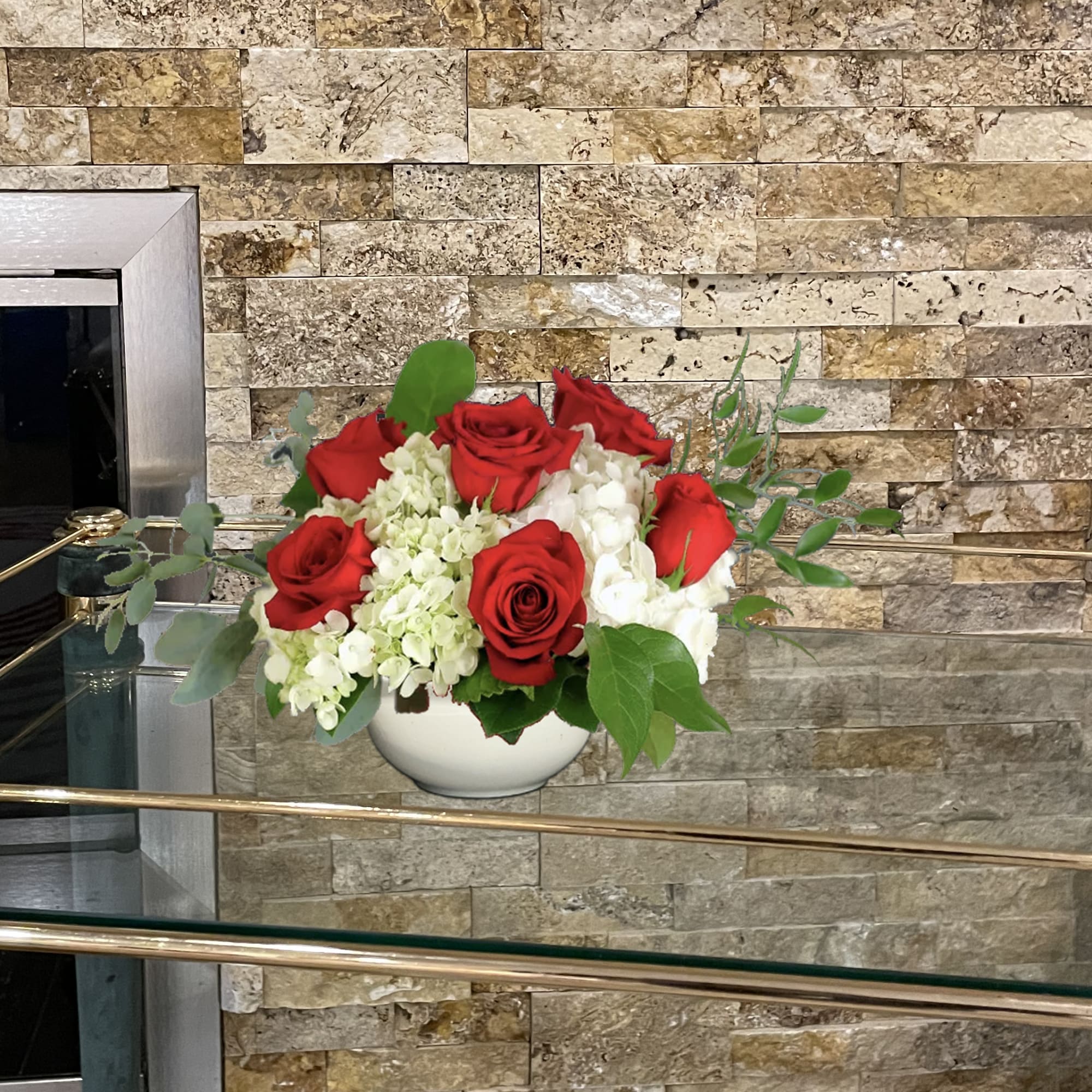 Flowers shaped like lips to gift your dearest on Valentine&#039;s Day. with