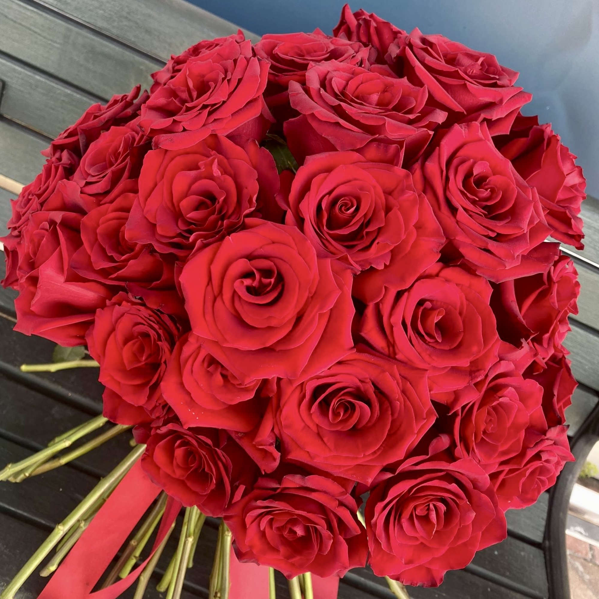 Pure and exquisite: A bouquet of lovely 36 red roses. Always hand