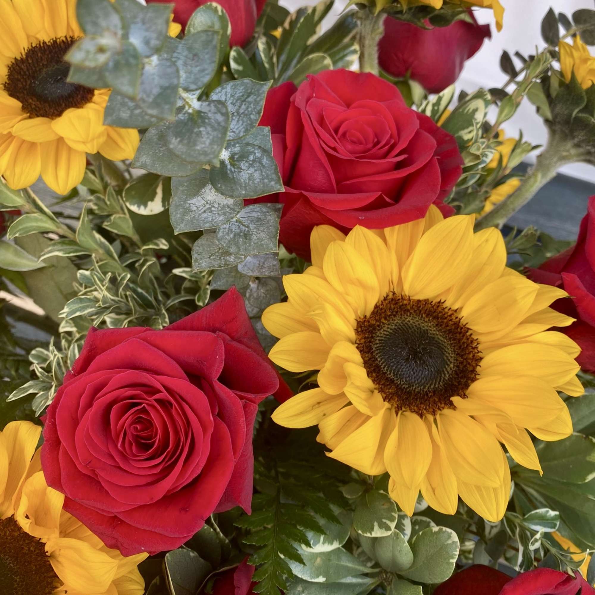 Beautiful red roses meet sunny sunflowers - happy box for happy people! Beautiful red roses meet sunny sunflowers - happy box for happy people!