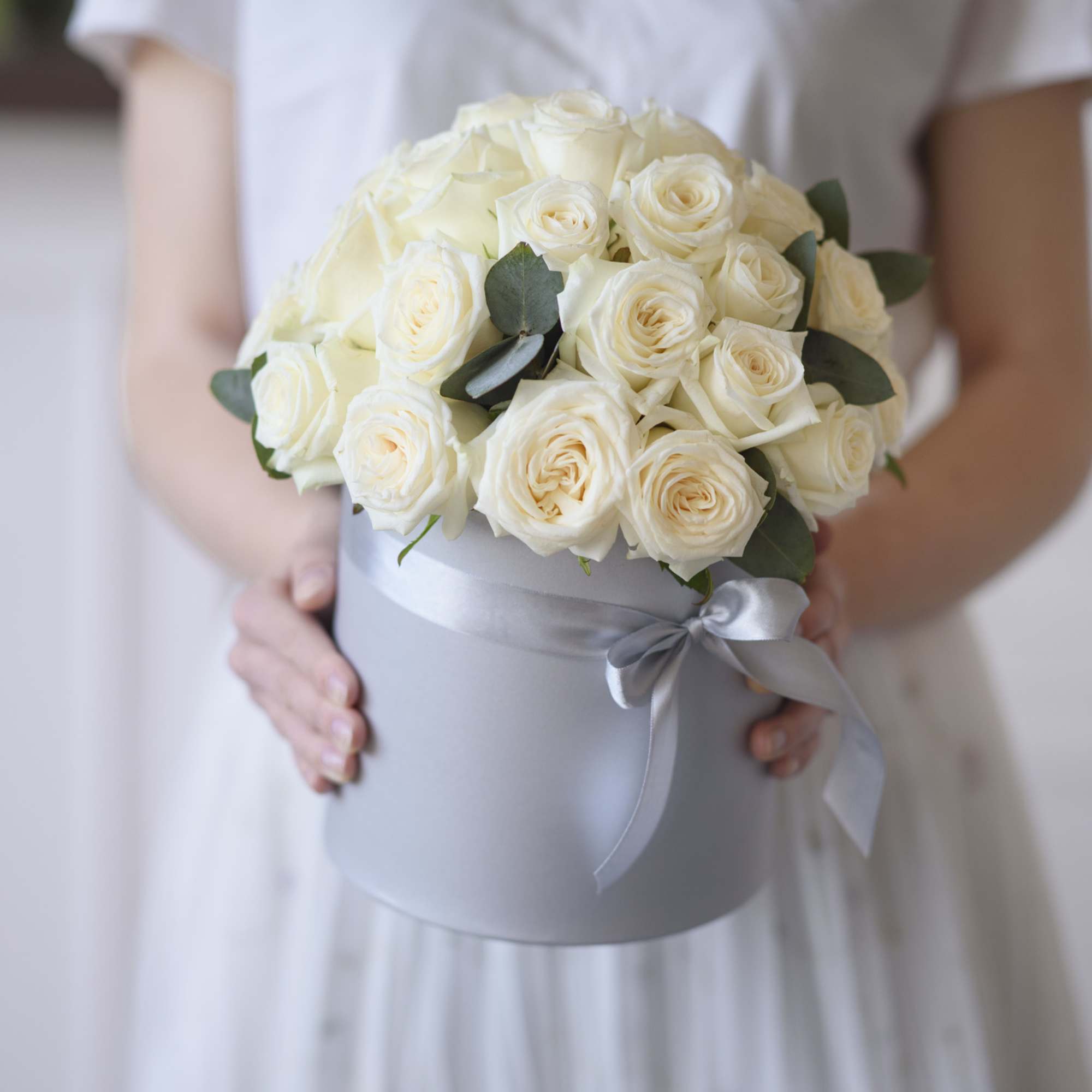 The Joan arrangement delivery includes:
Premium, equadorian white roses (up to 30 -