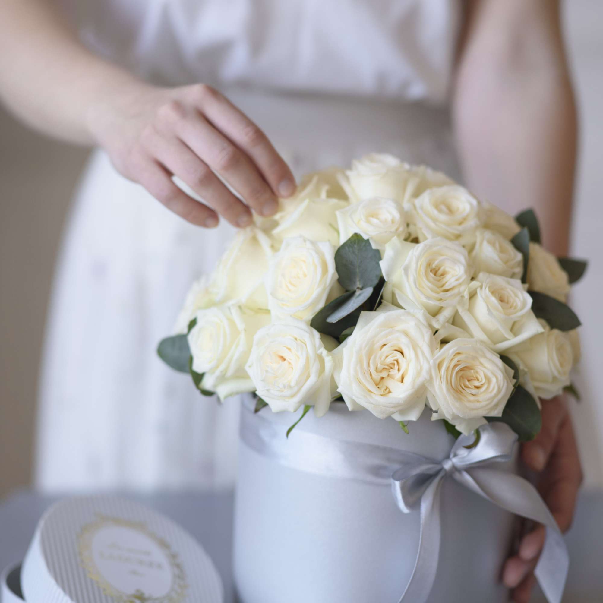 The Joan arrangement delivery includes:
Premium, equadorian white roses (up to 30 -