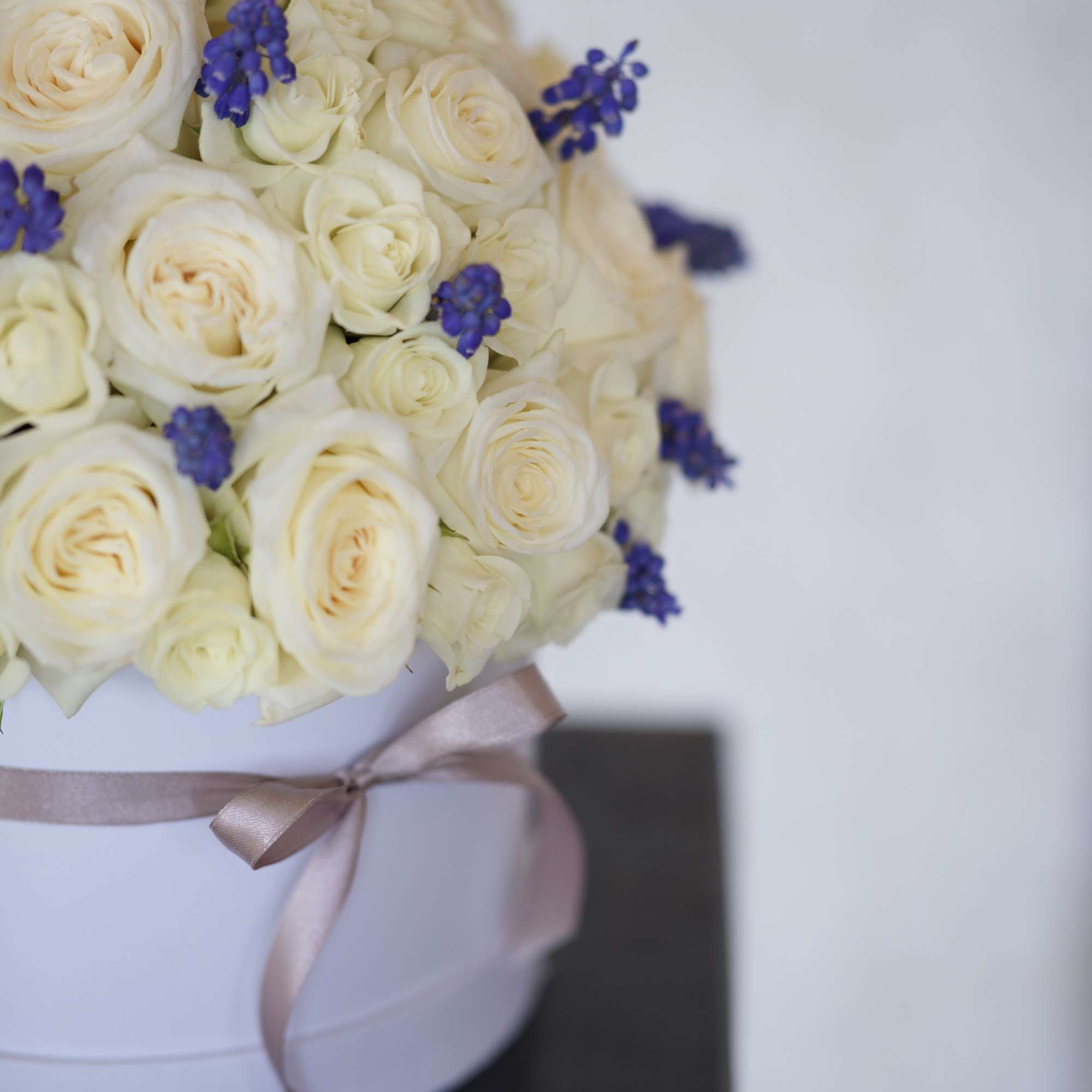 The Fiona arrangement delivery includes:
Premium, equadorian white roses (up to 30 -
