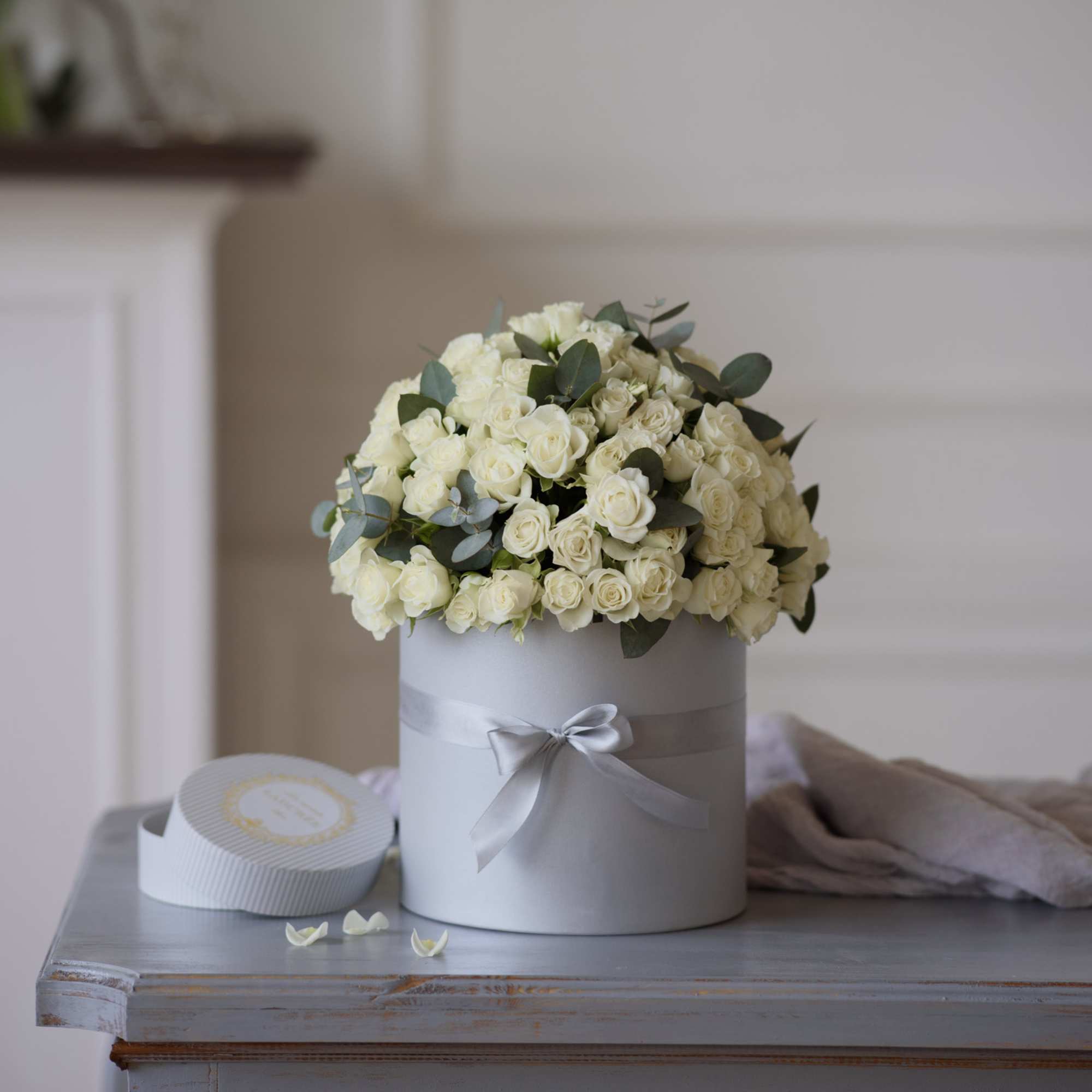 The Augusta arrangement delivery includes:
Premium light white spray roses 15 to 20