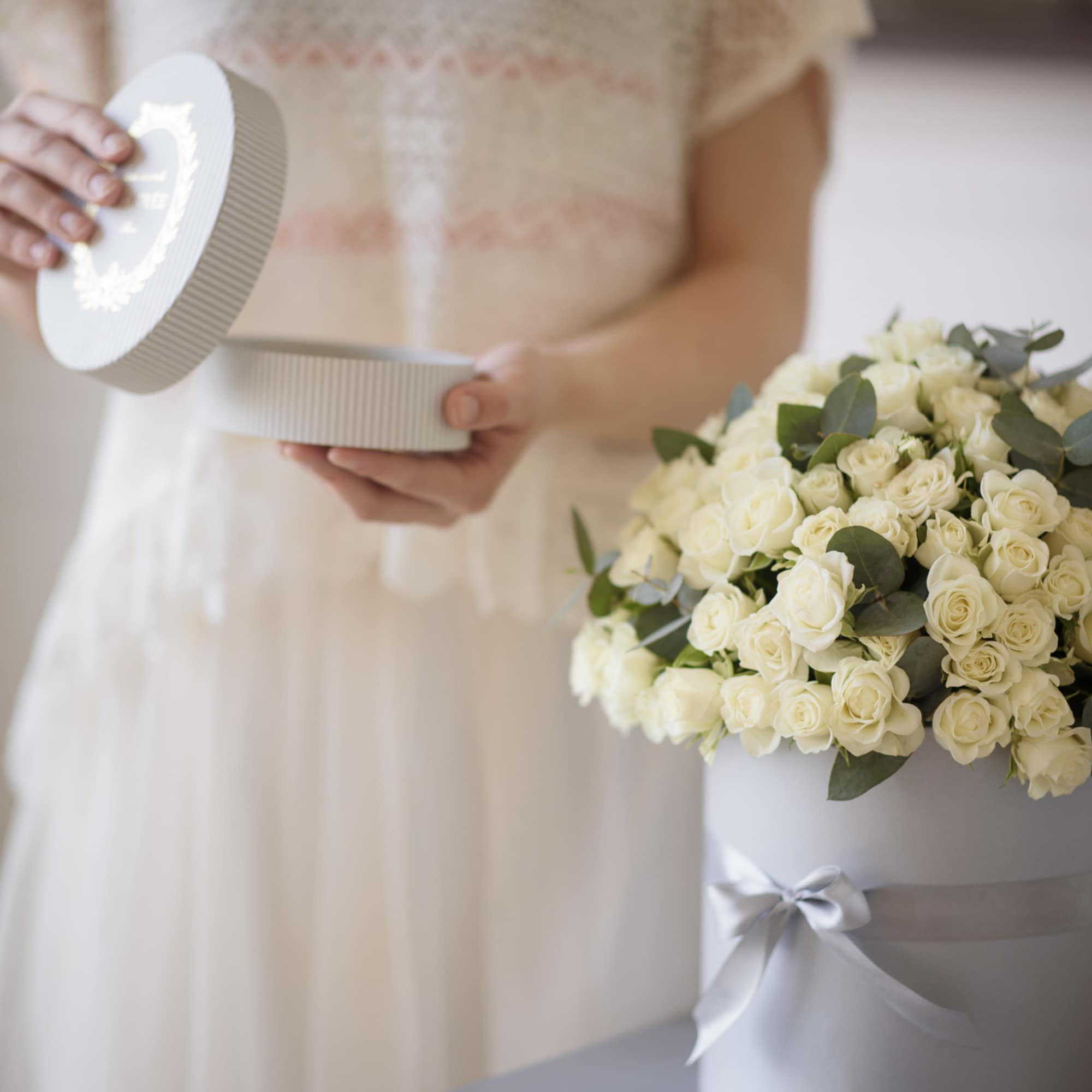 The Augusta arrangement delivery includes:
Premium light white spray roses 15 to 20