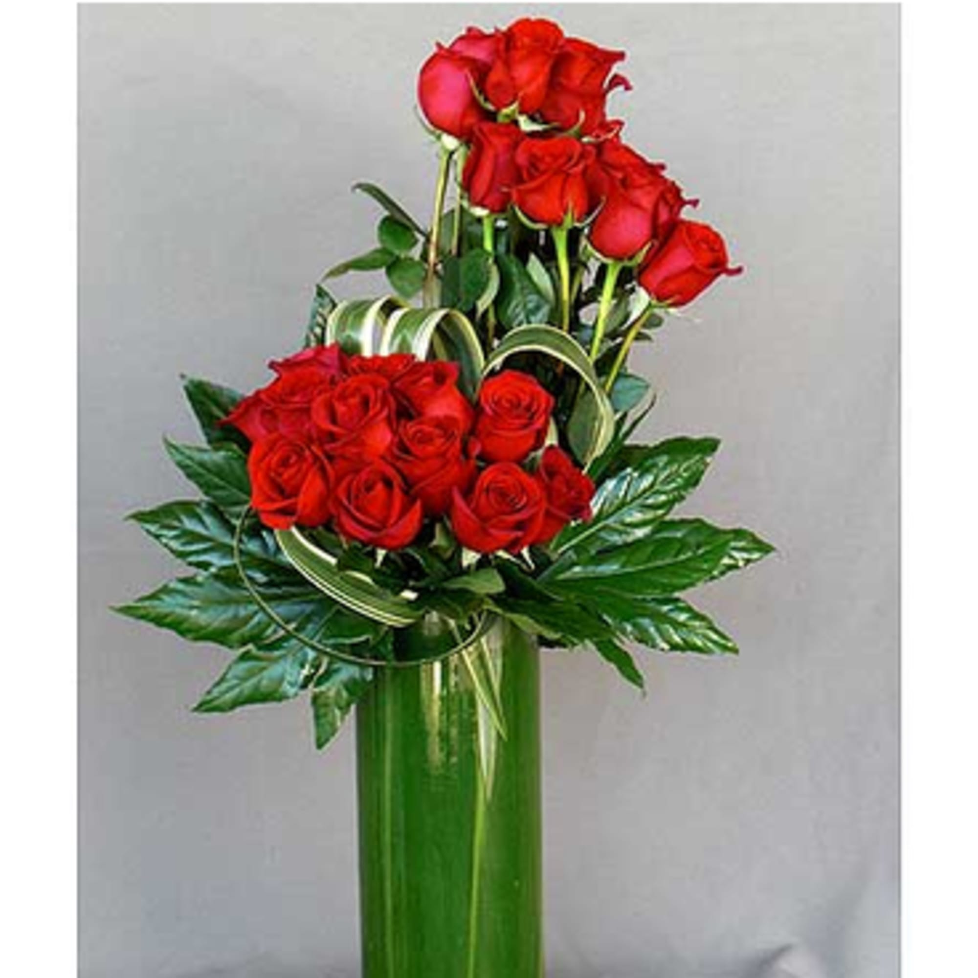 LA&#039;s Towering Romance: Two Dozen Long-Stem Roses, a Love Story Sky-High (Santa