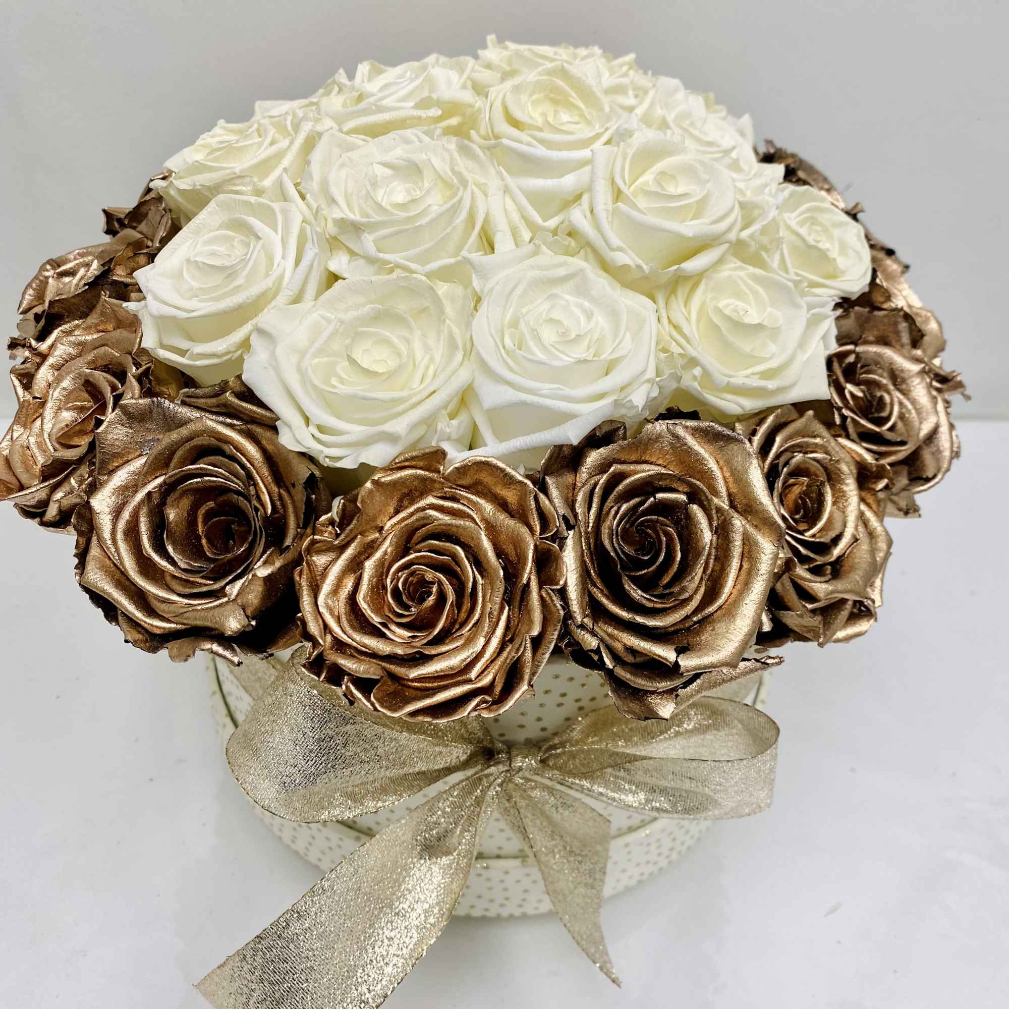 31 preserved roses that last for a year. Natural gold and white