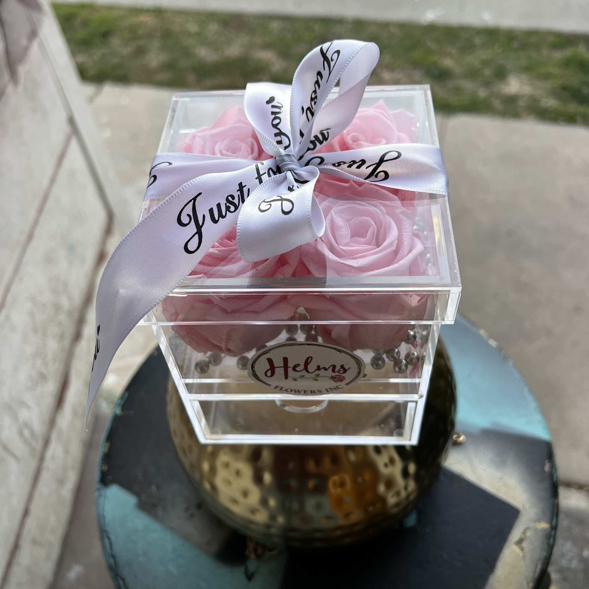 4 preserved Ecuadorian roses in our exclusive acrylic jewelry box, a gift 4 preserved Ecuadorian roses in our exclusive acrylic jewelry box, a gift