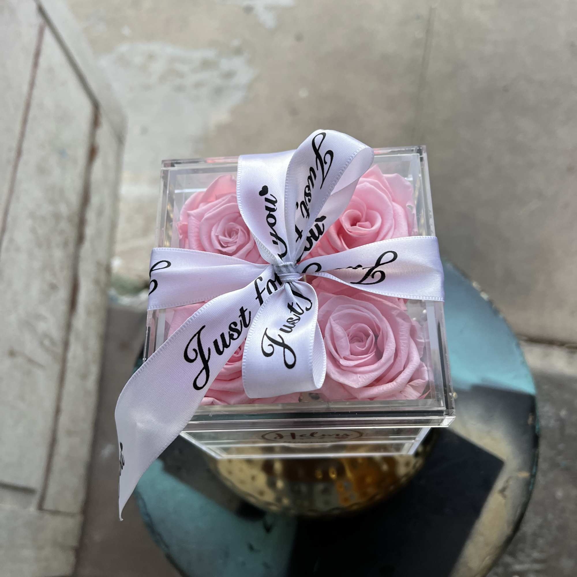 4 preserved Ecuadorian roses in our exclusive acrylic jewelry box, a gift 4 preserved Ecuadorian roses in our exclusive acrylic jewelry box, a gift