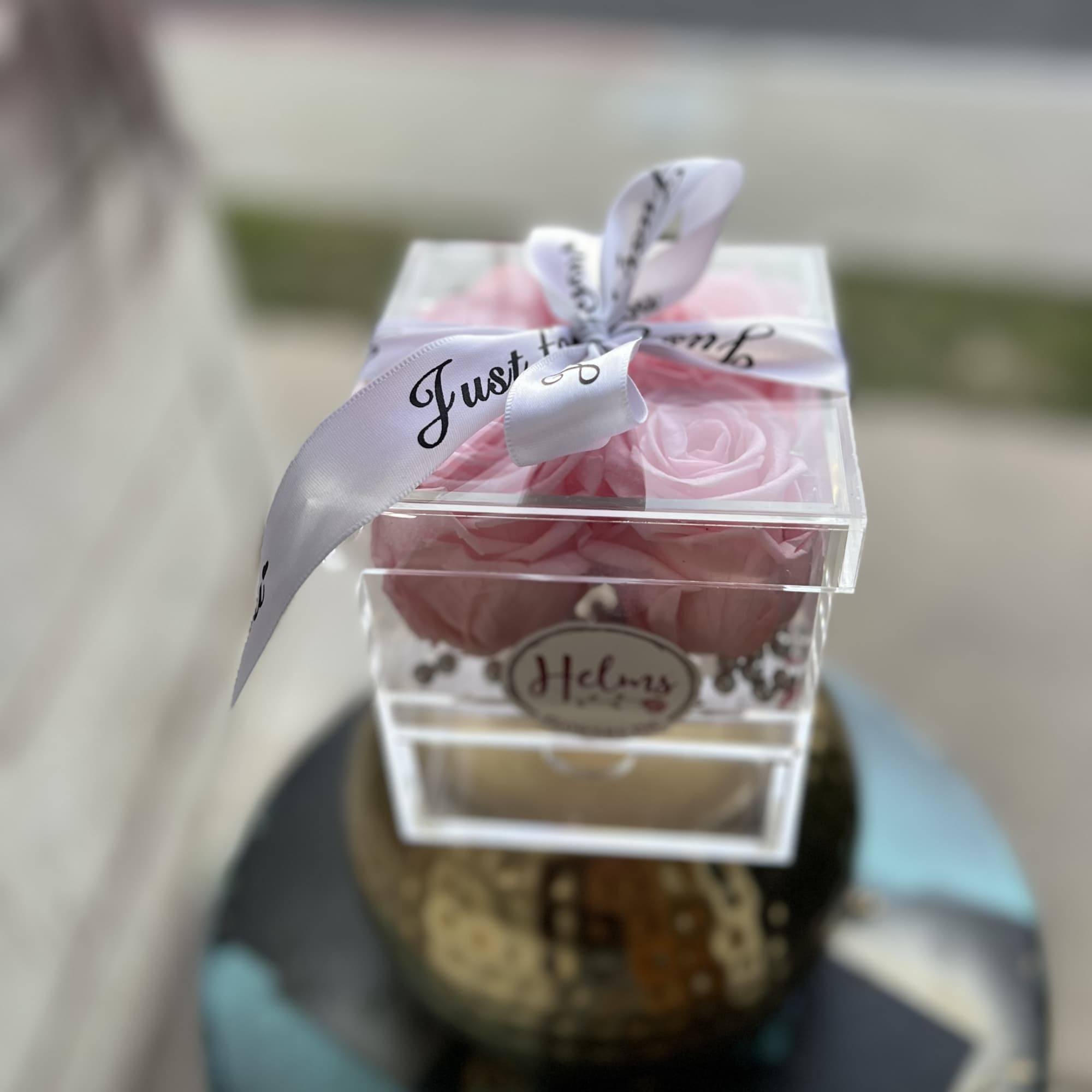 4 preserved Ecuadorian roses in our exclusive acrylic jewelry box, a gift 4 preserved Ecuadorian roses in our exclusive acrylic jewelry box, a gift