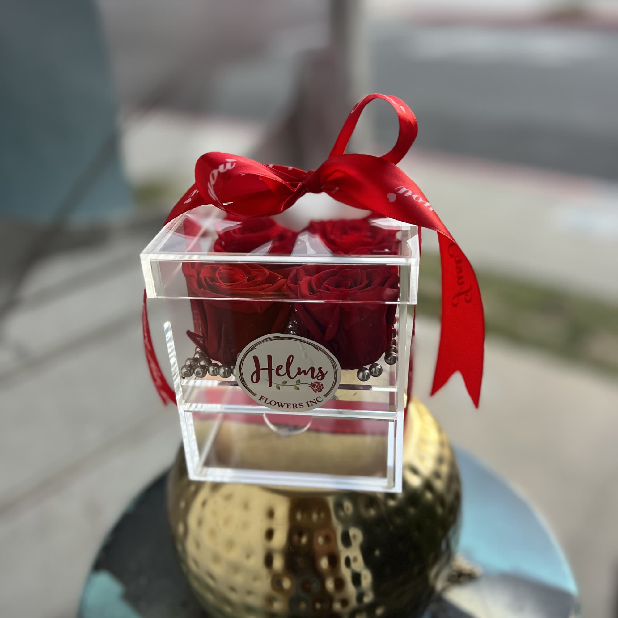 4 preserved Ecuadorian roses in our exclusive acrylic jewelry box, a gift 4 preserved Ecuadorian roses in our exclusive acrylic jewelry box, a gift