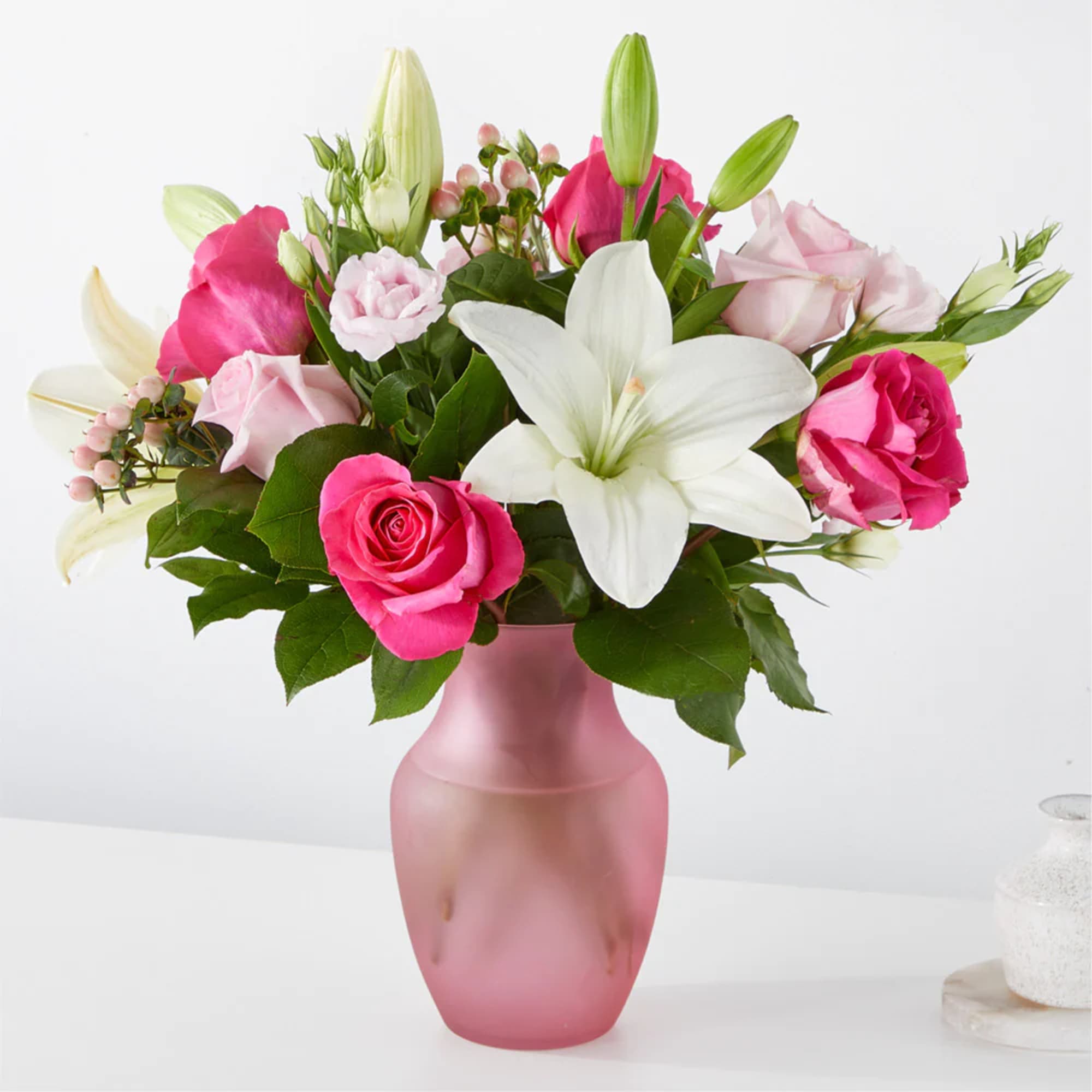 Convey your heartfelt emotions with this delicate blend of nature&#039;s most romantic