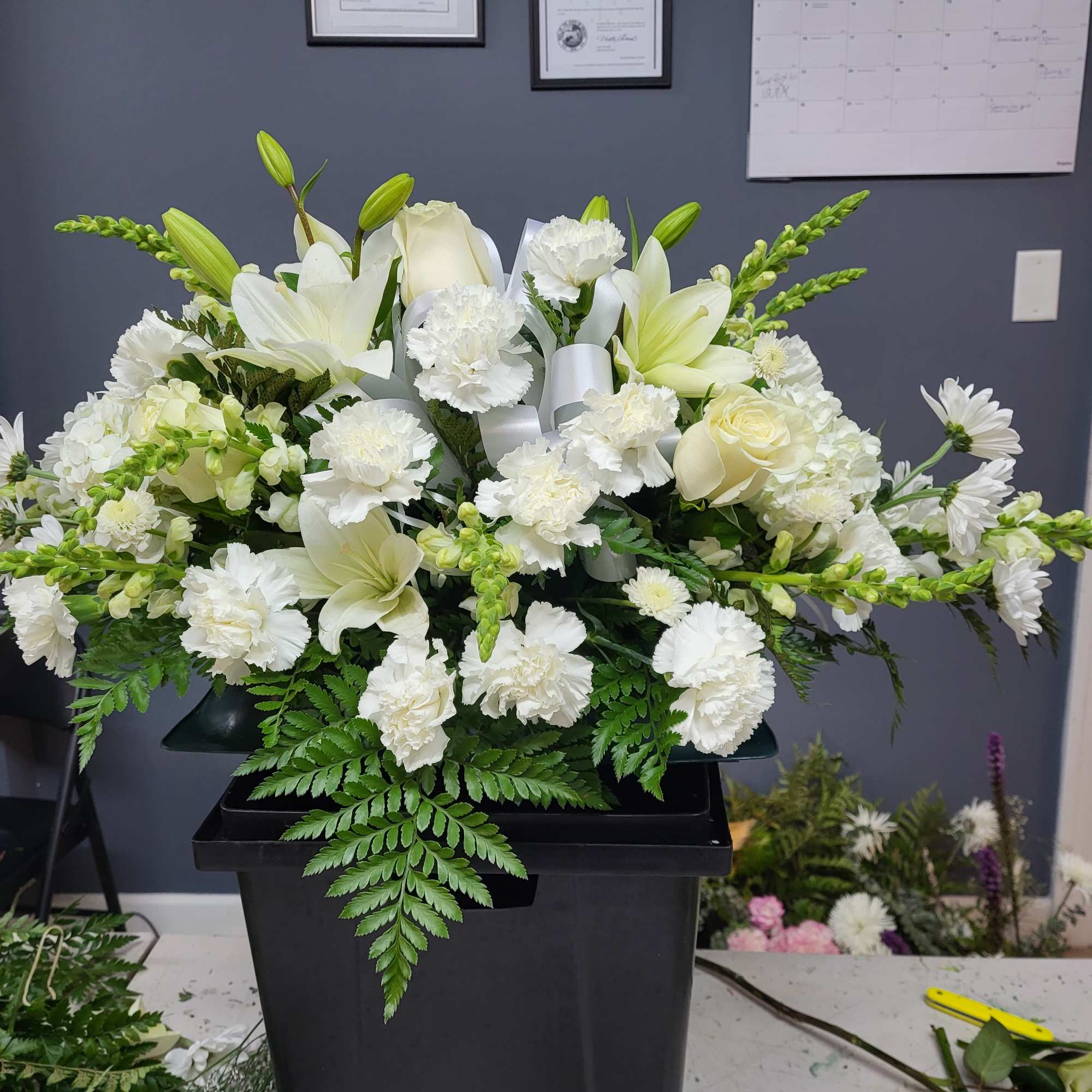 White Rosas white lily's carnation mix the flawer by