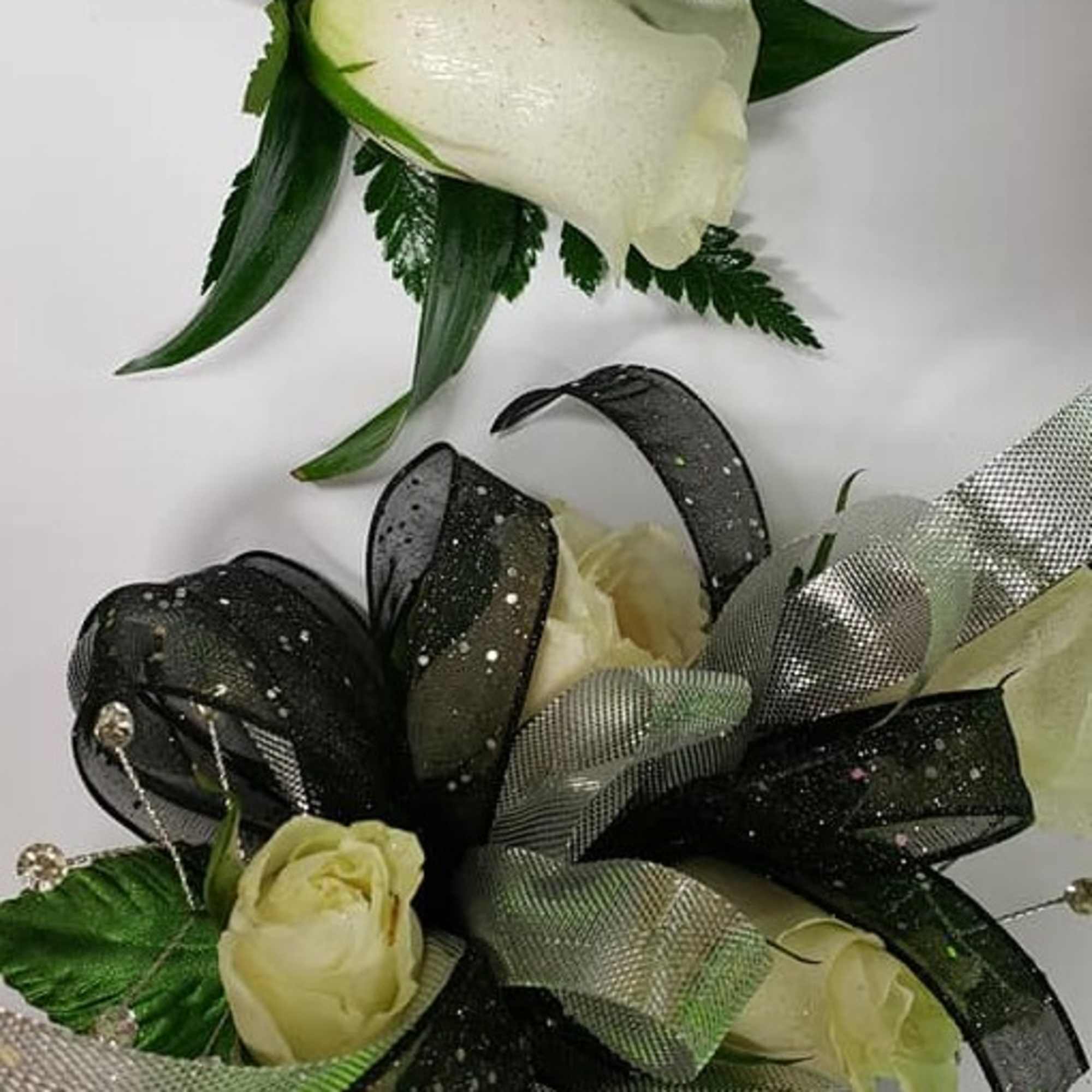 Wrist corsage with boutonniere. Can be made in any color.
In special instructions