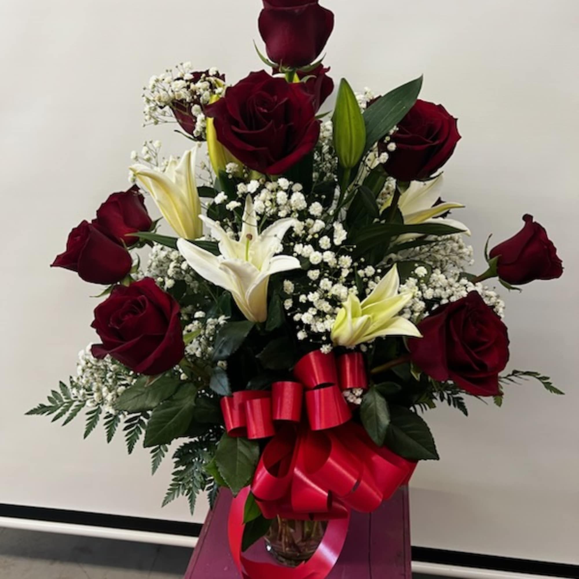 Beautiful Ecuadorian Red roses with a nice oriental lilies designed in a