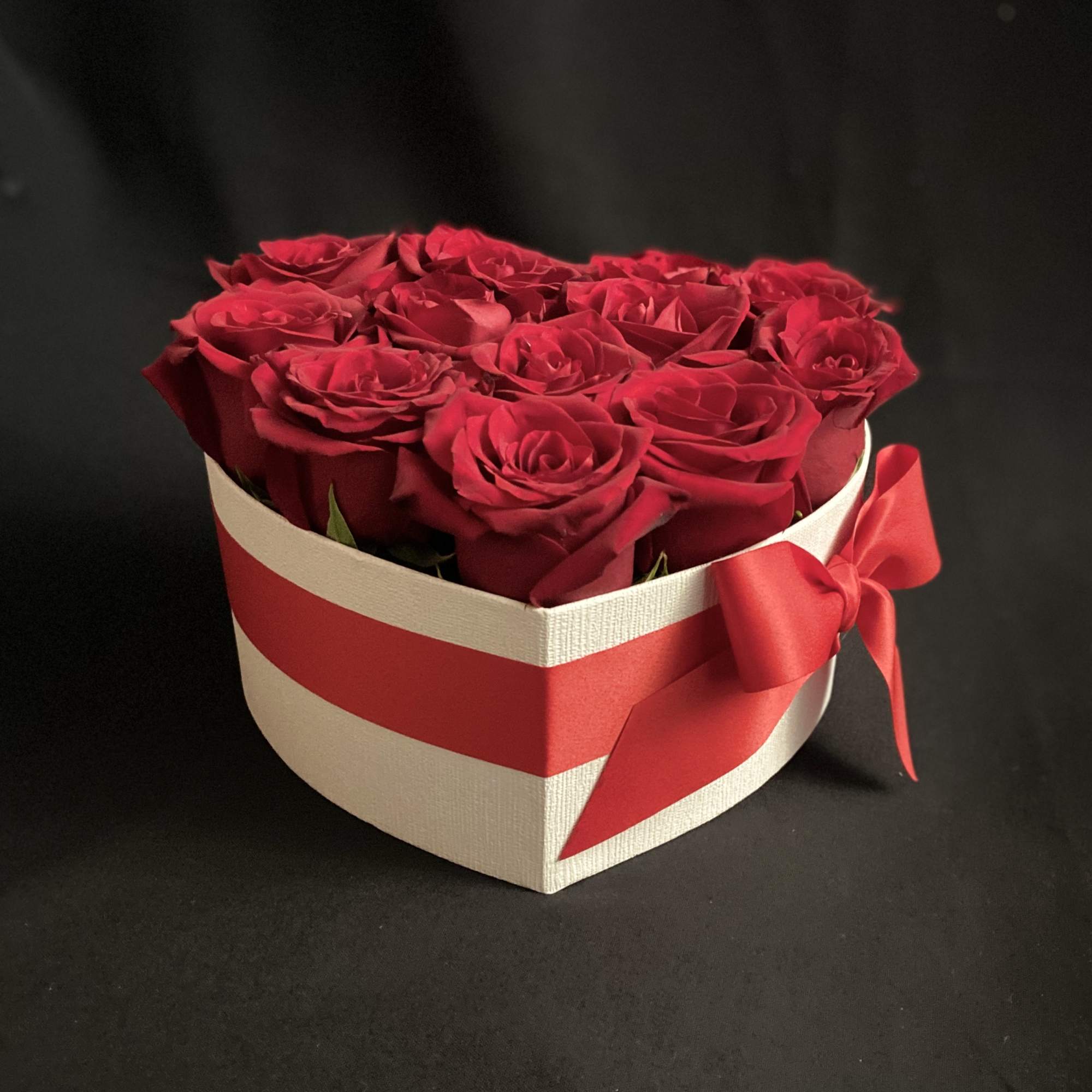 12 Red Roses, Small White Heart