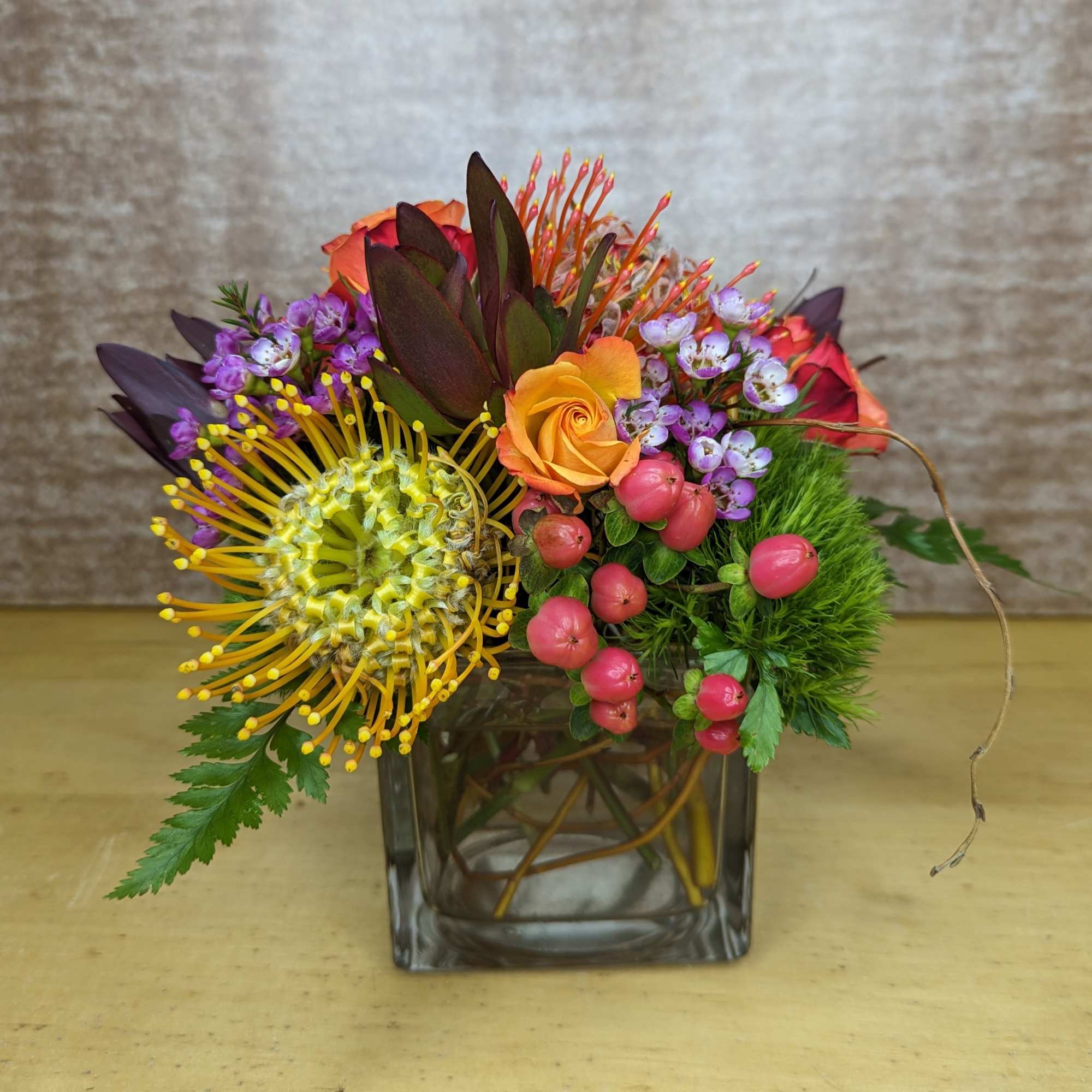 Fun and unique flowers and textures presented in a clear vase.
Approx 12-15 Fun and unique flowers and textures presented in a clear vase.
Approx 12-15