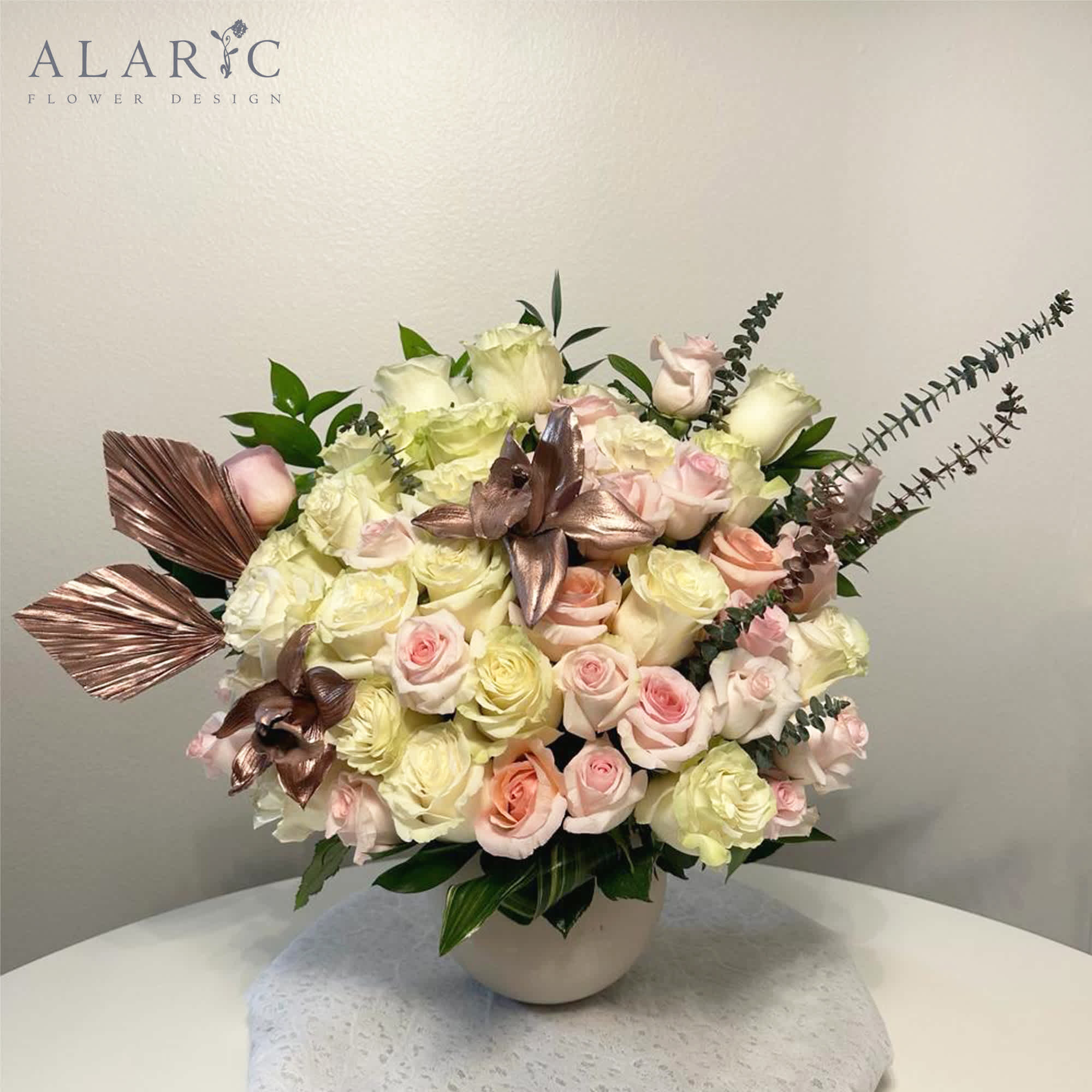 This one&#039;s a show-stopper! The mix of white and pink roses along