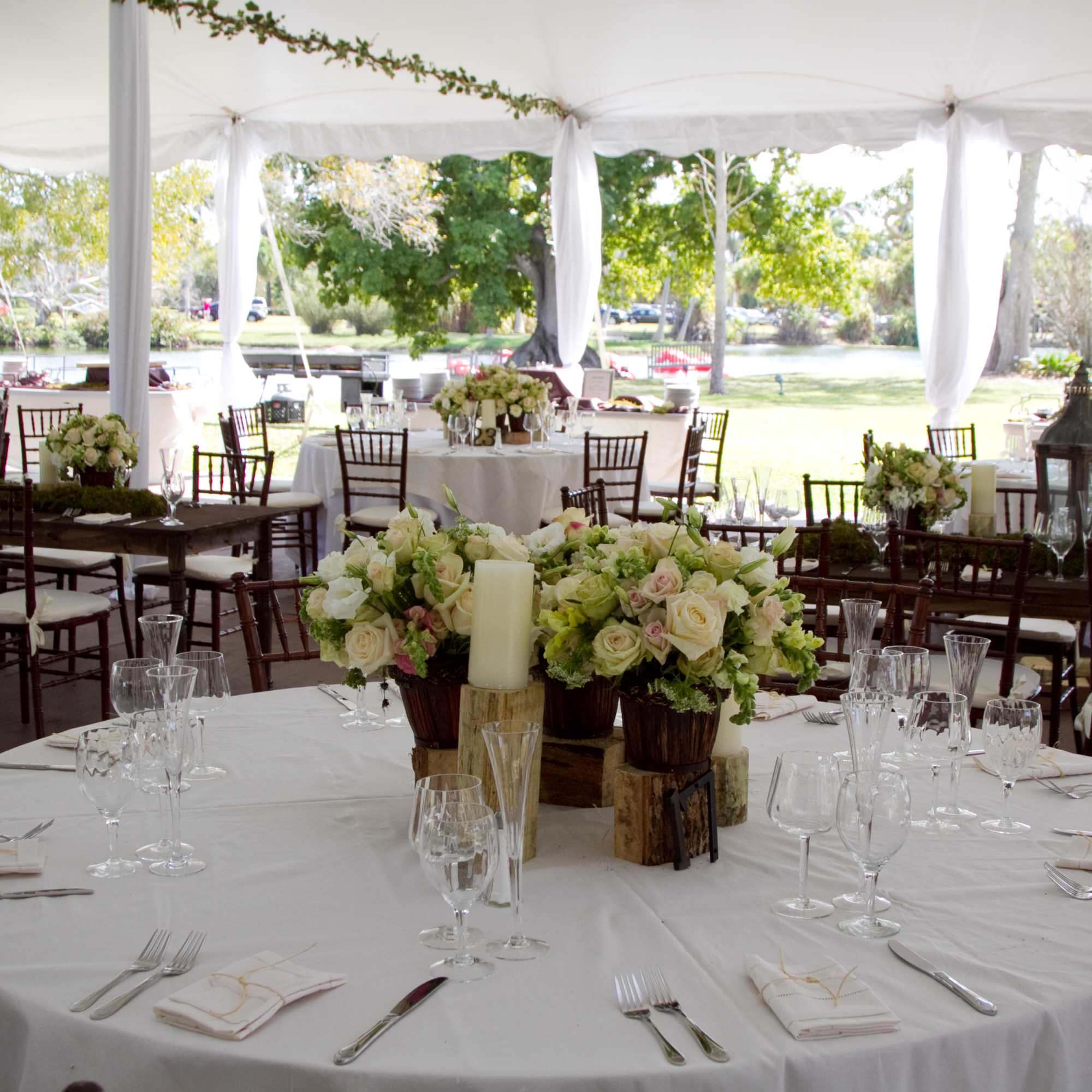 Arrangements for weddings, arches, centerpieces, bride's bouquet, salon's decor (price may change Arrangements for weddings, arches, centerpieces, bride's bouquet, salon's decor (price may change