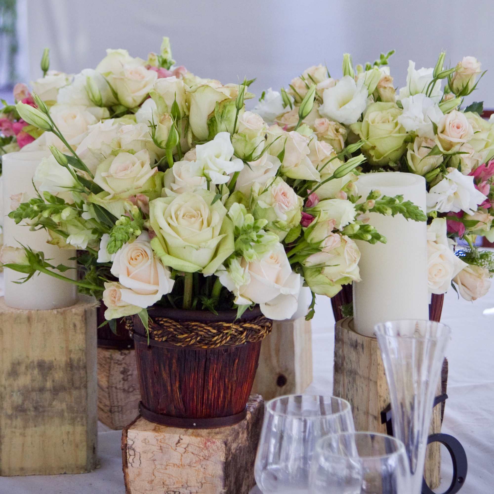 Arrangements for weddings, arches, centerpieces, bride's bouquet, salon's decor (price may change Arrangements for weddings, arches, centerpieces, bride's bouquet, salon's decor (price may change