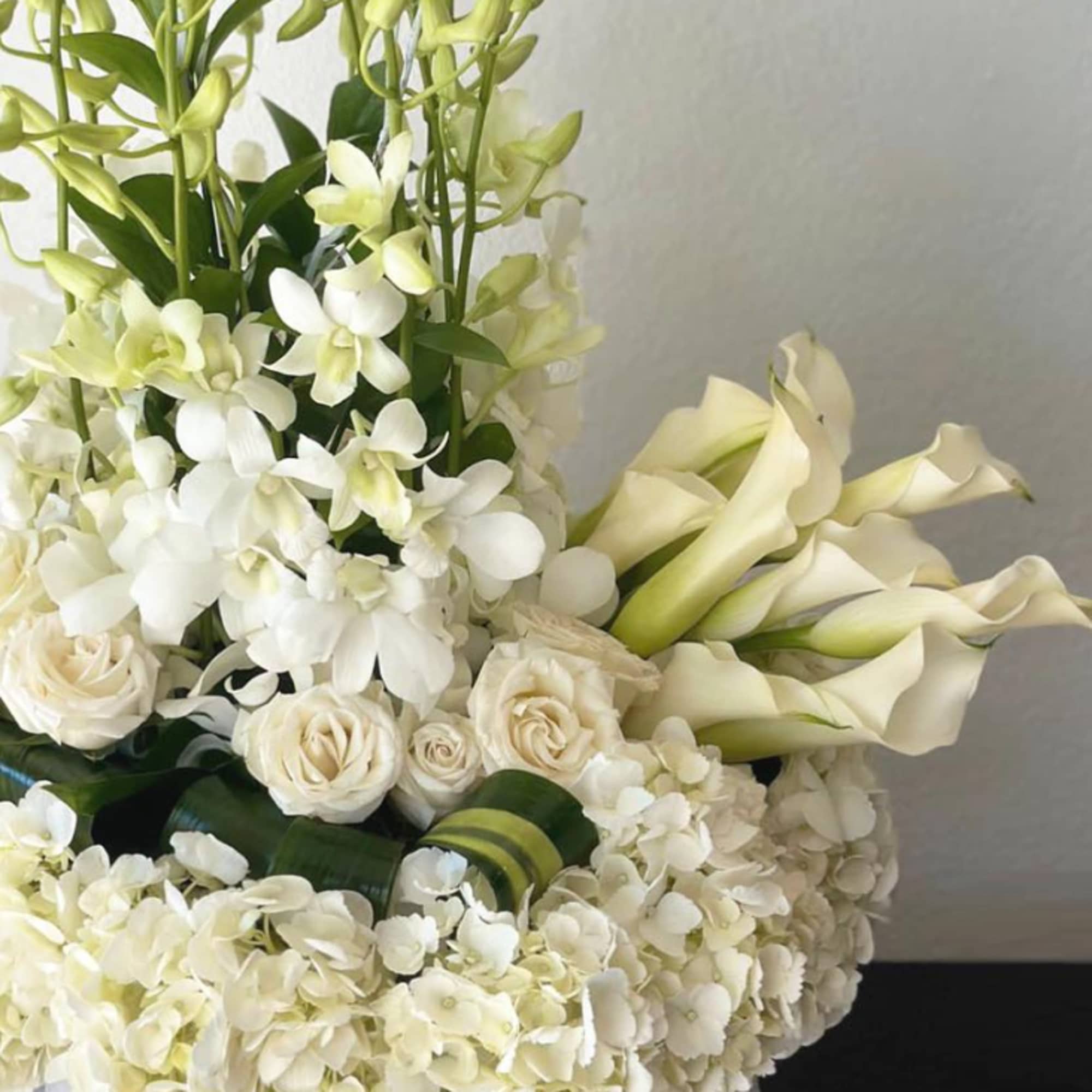 A beautiful blend of white blooms mixed with fresh greens!
PS: Pot may