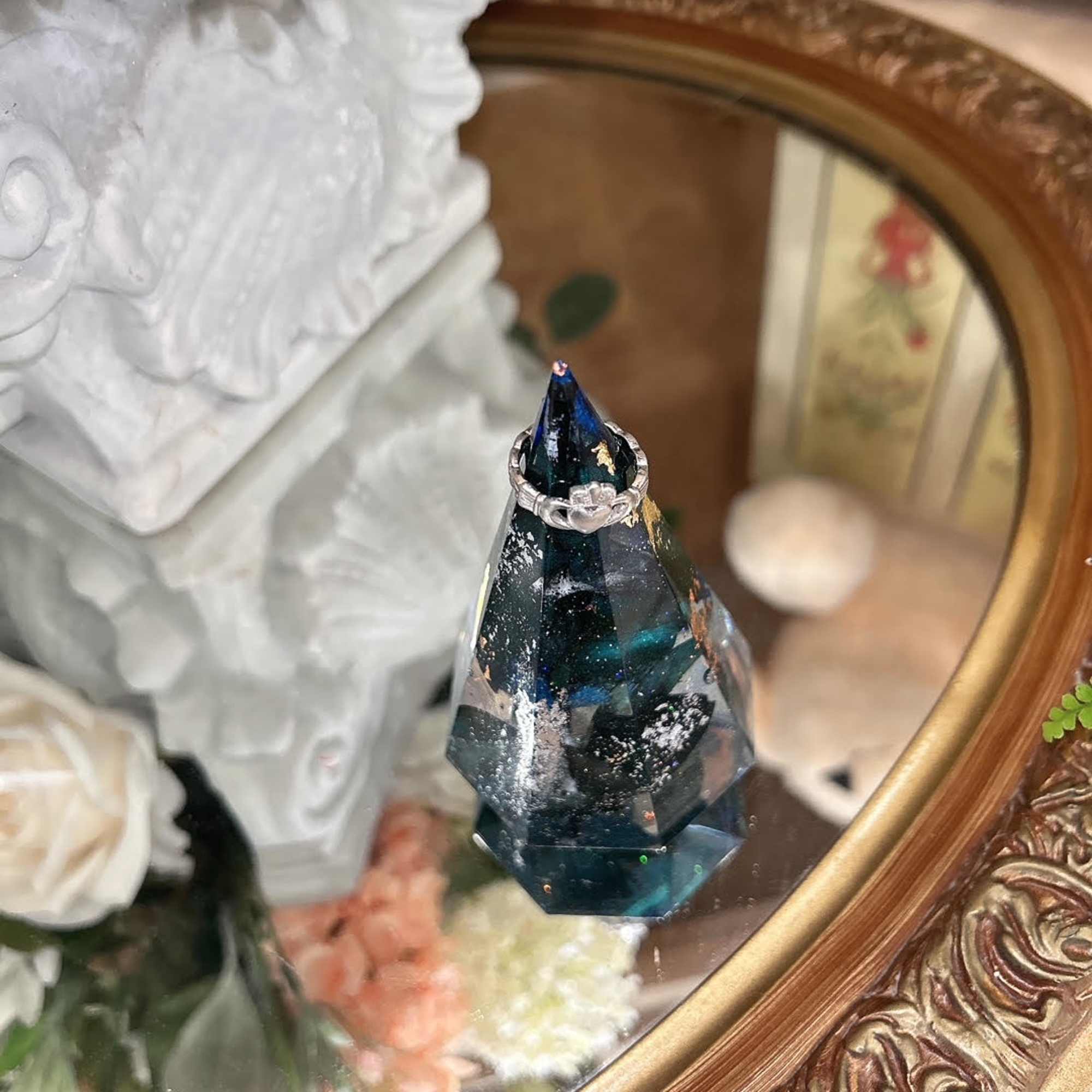 These custom-made resin ring trays are a perfect gift idea.  These