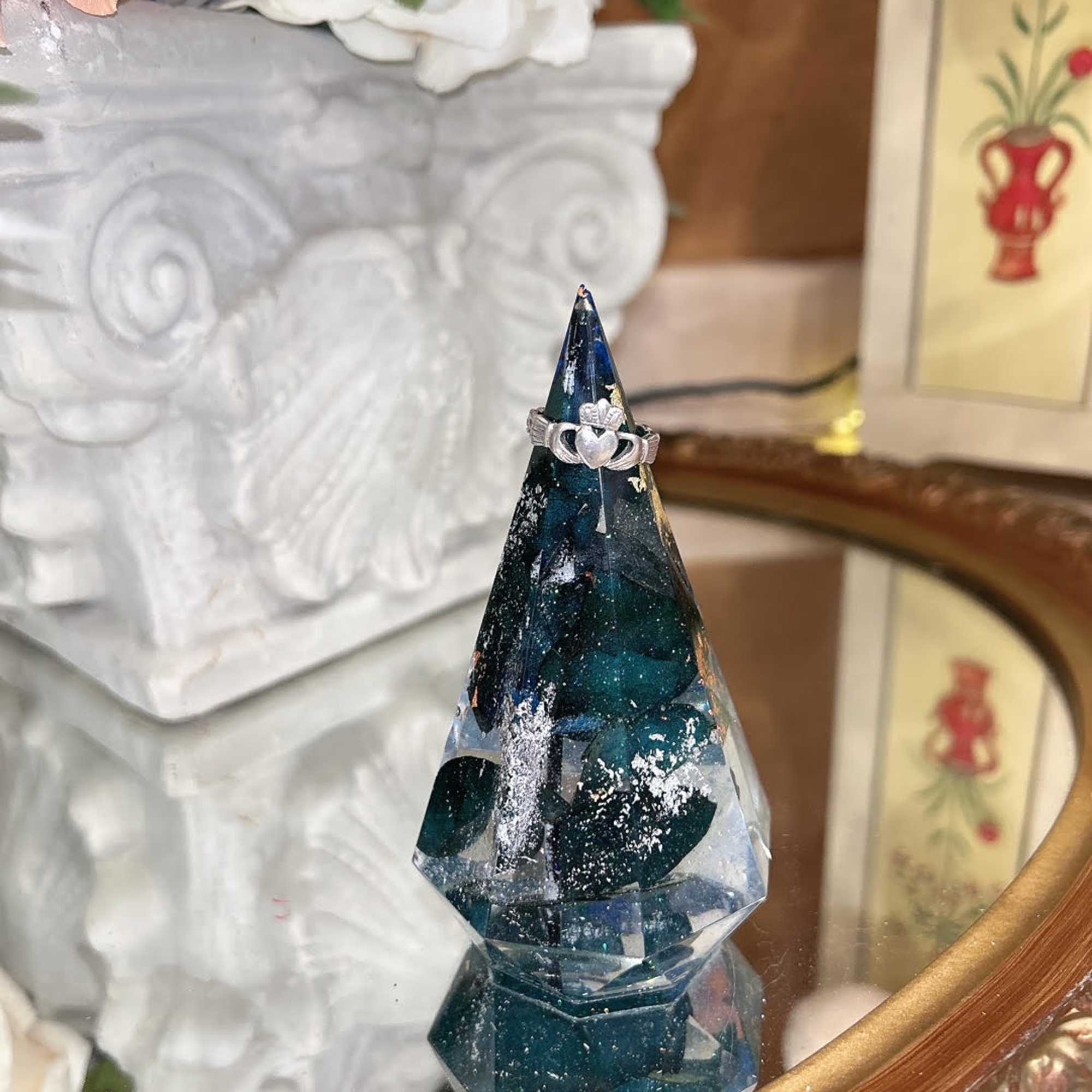 These custom-made resin ring trays are a perfect gift idea.  These