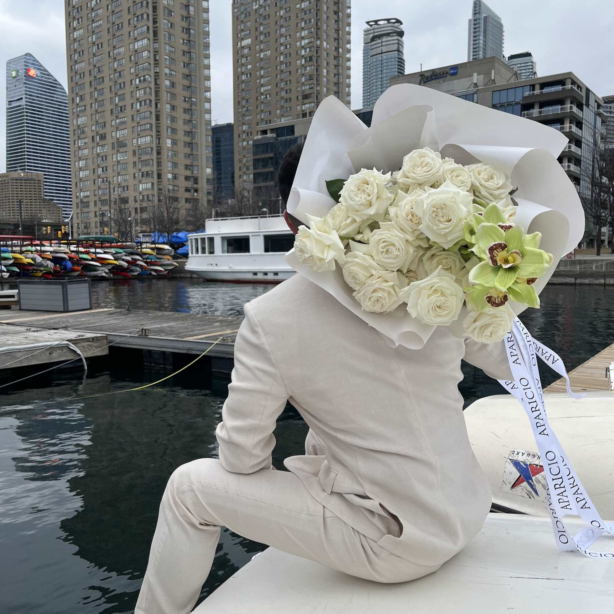 Por supuesto, aqu&iacute; tienes la traducci&oacute;n al ingl&eacute;s canadiense:

Experience the winter elegance