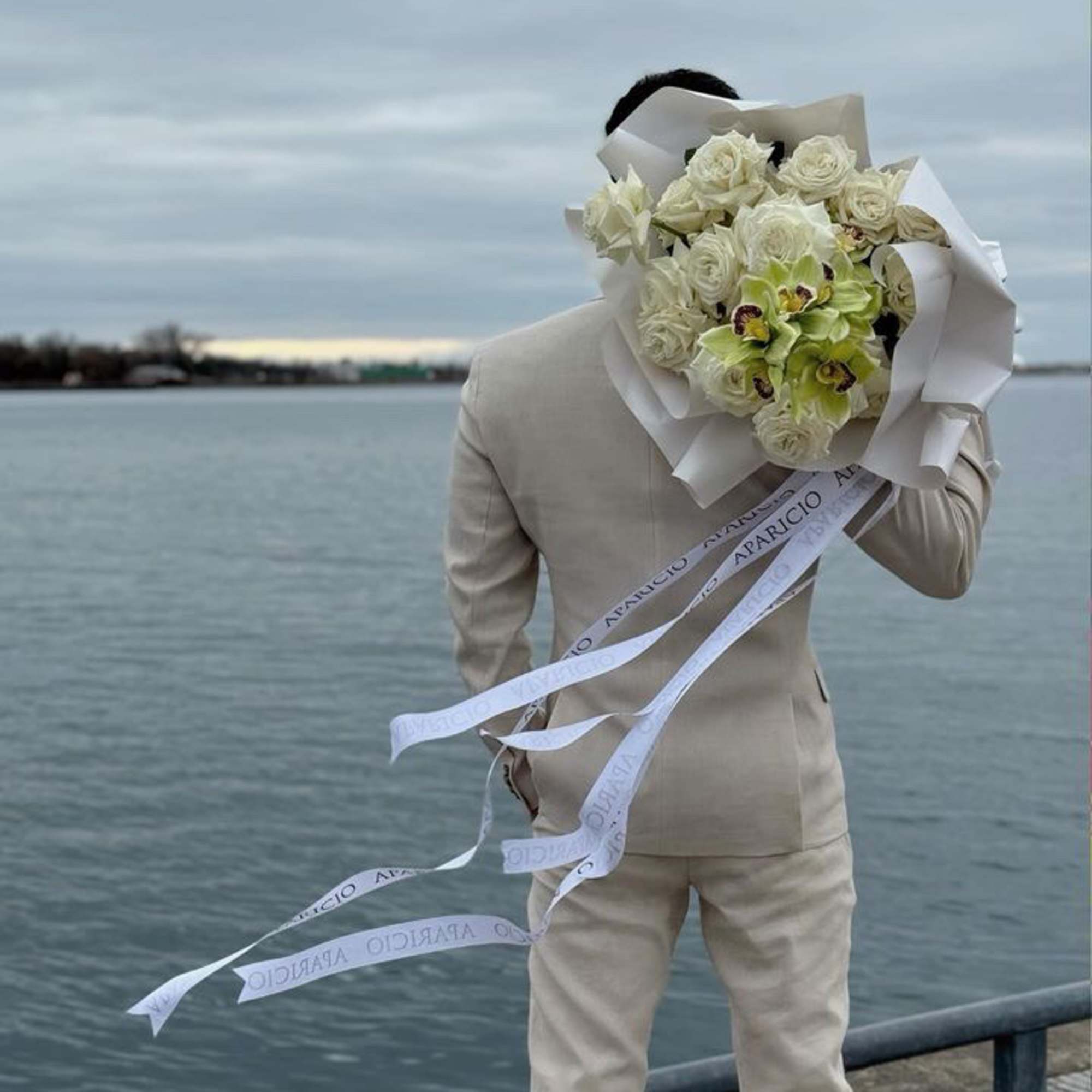 Por supuesto, aqu&iacute; tienes la traducci&oacute;n al ingl&eacute;s canadiense:

Experience the winter elegance