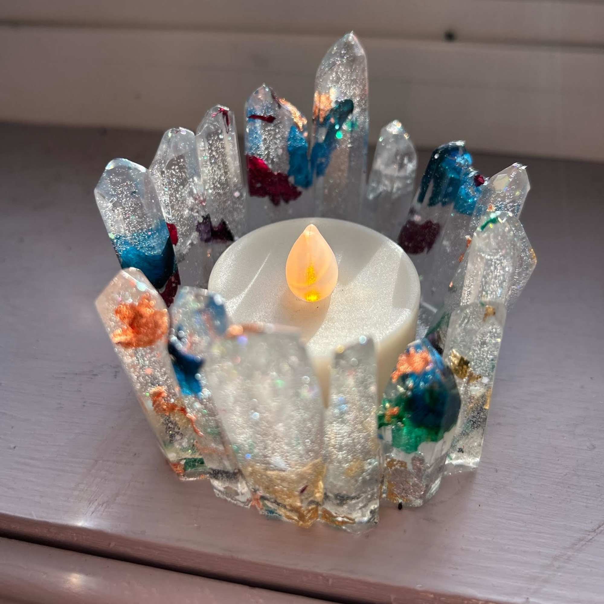These custom-made crystal resin candle holder are a perfect gift idea. 