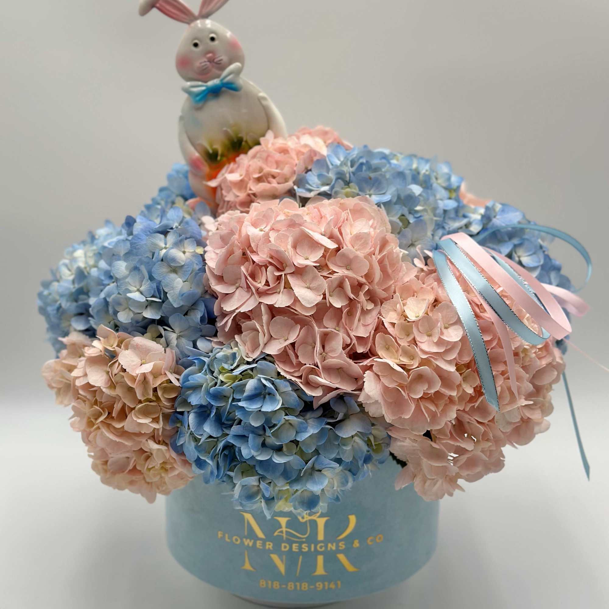 Cheerful combination of blue and pink Hydrangeas in a velvet
 luxury box!