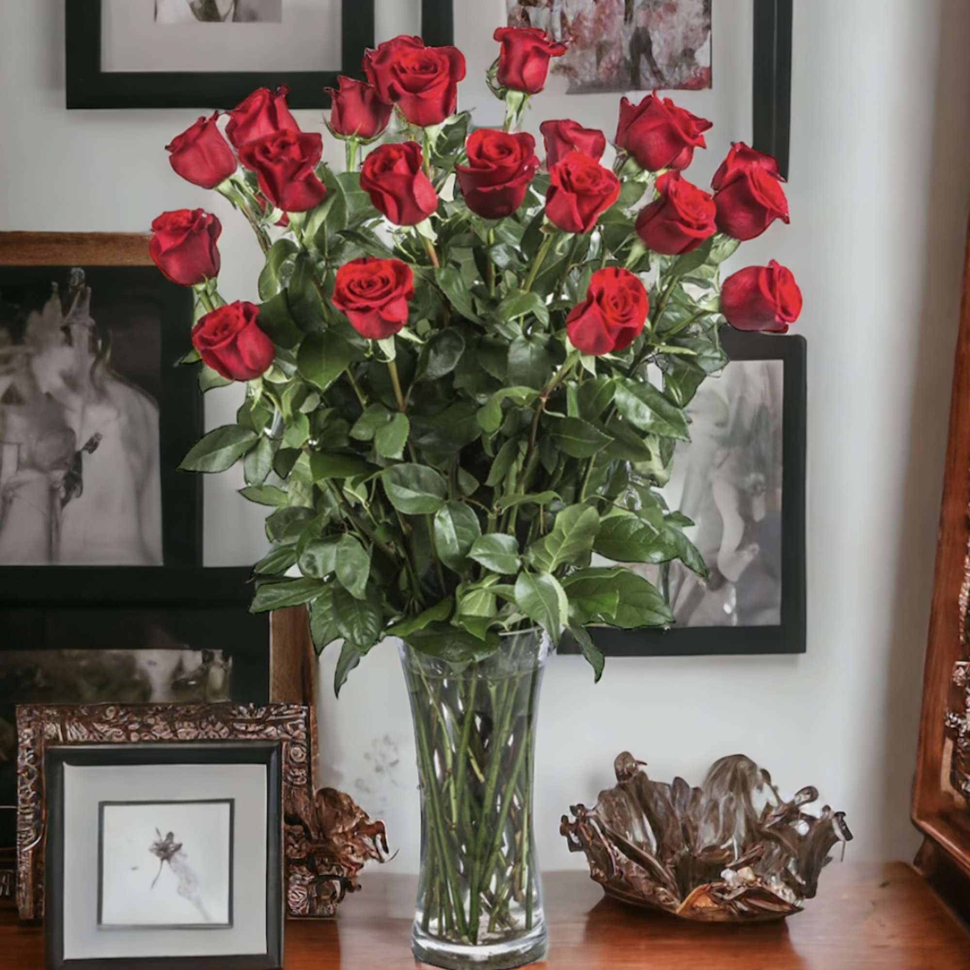 These two dozen red roses provides the classic romantic gift. It&#039;s perfect