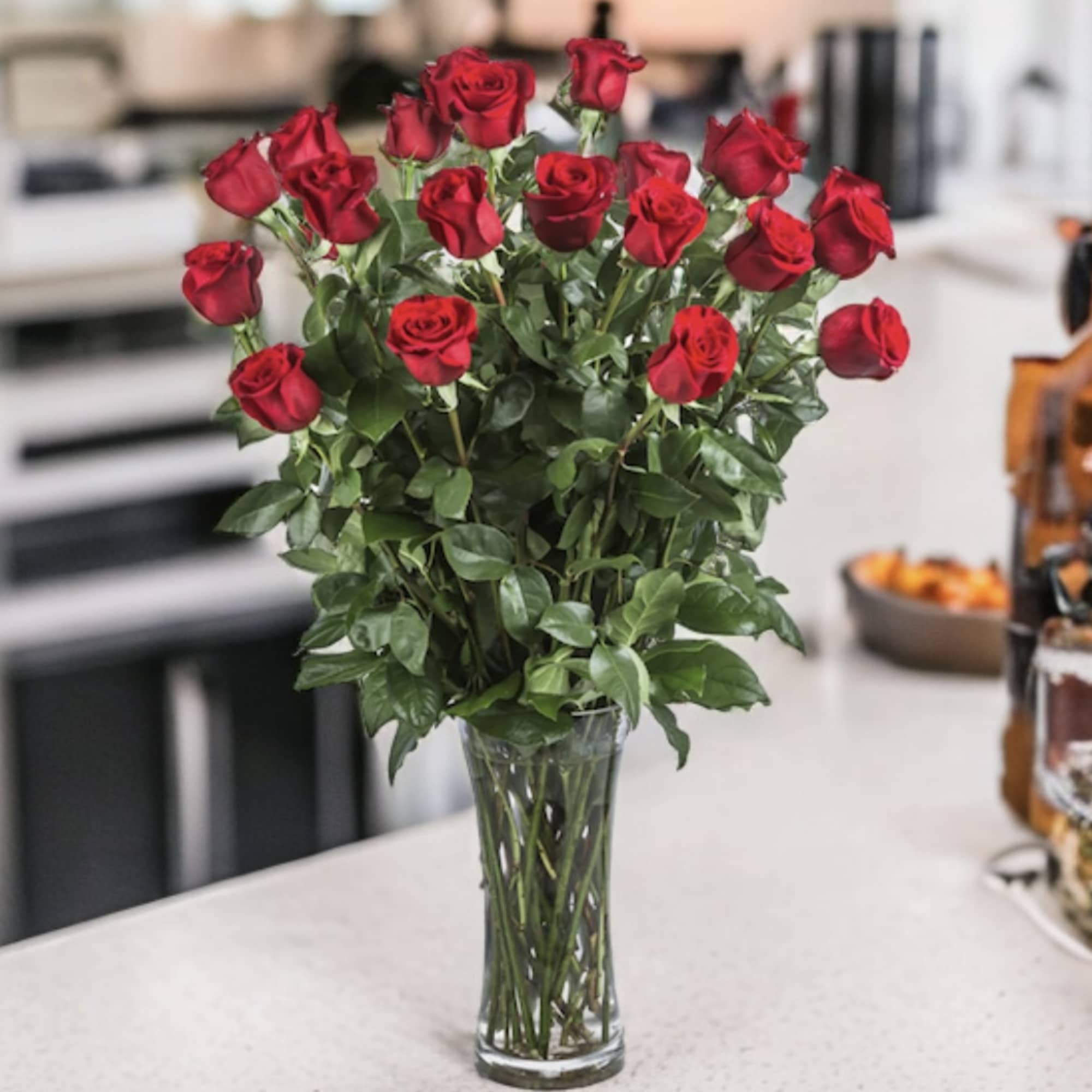 These two dozen red roses provides the classic romantic gift. It&#039;s perfect