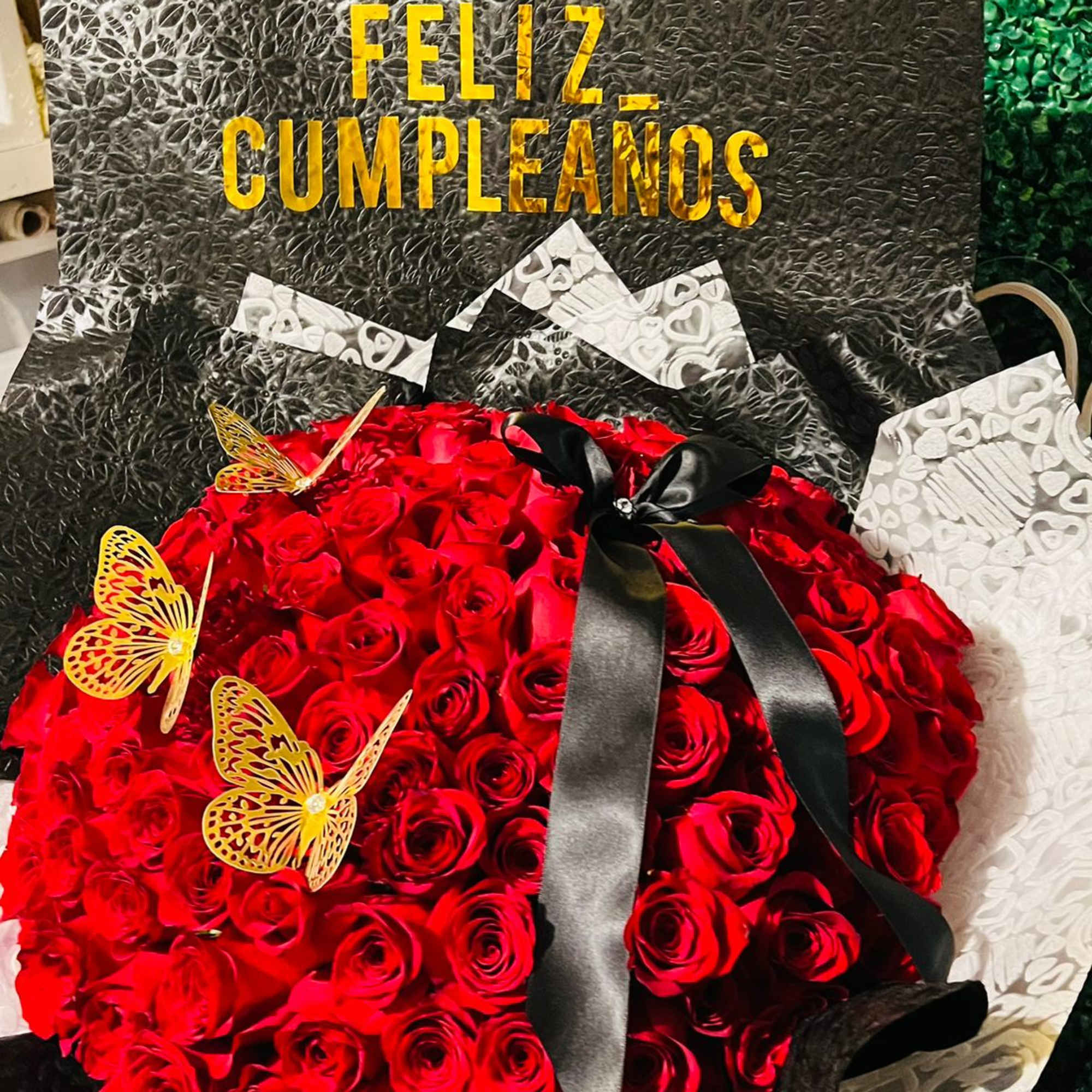 HERMOSO RAMO BUCHON EN 50  ROSAS ROJAS 