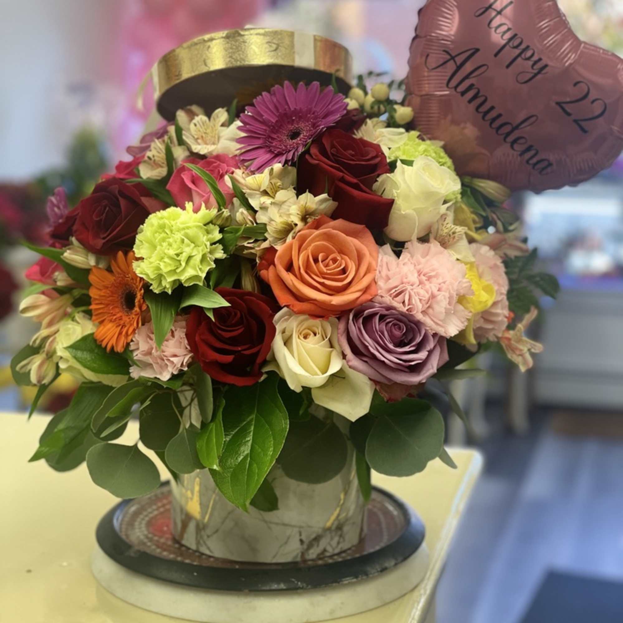 Flores mixtas ,rosas ,claveles , gerberas ,lethear ,eucalipto, lemon. en caja decorativa