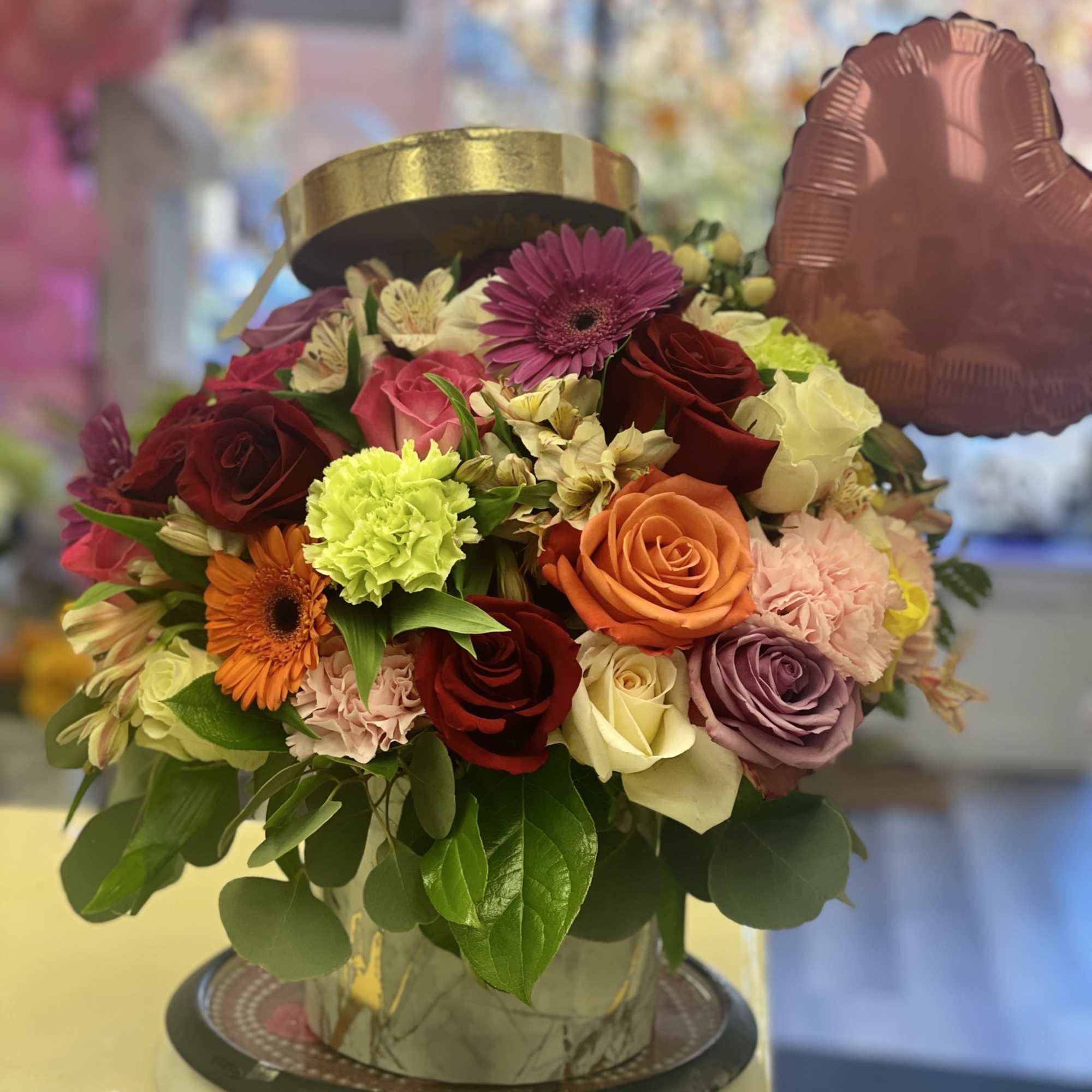 Flores mixtas ,rosas ,claveles , gerberas ,lethear ,eucalipto, lemon. en caja decorativa