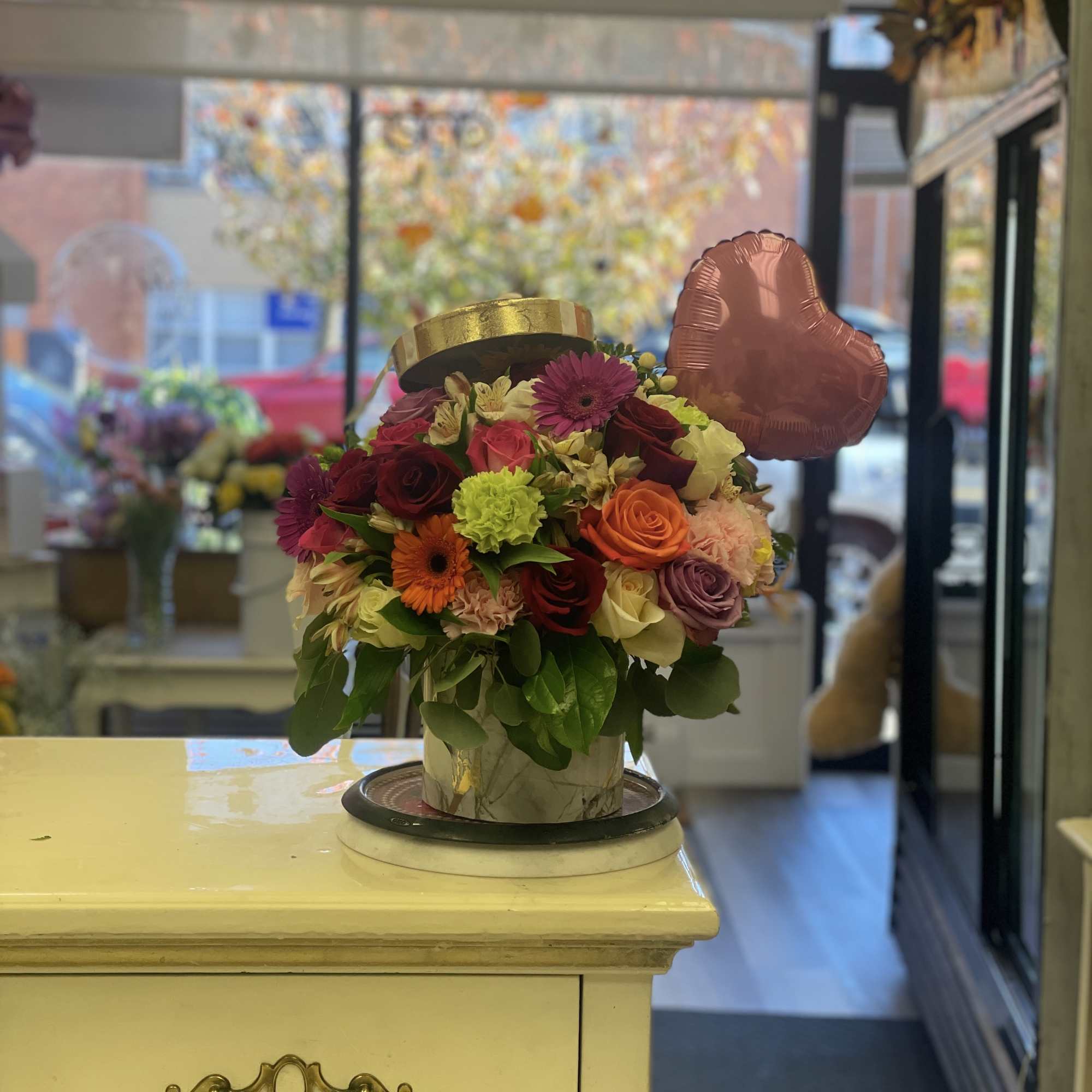 Flores mixtas ,rosas ,claveles , gerberas ,lethear ,eucalipto, lemon. en caja decorativa