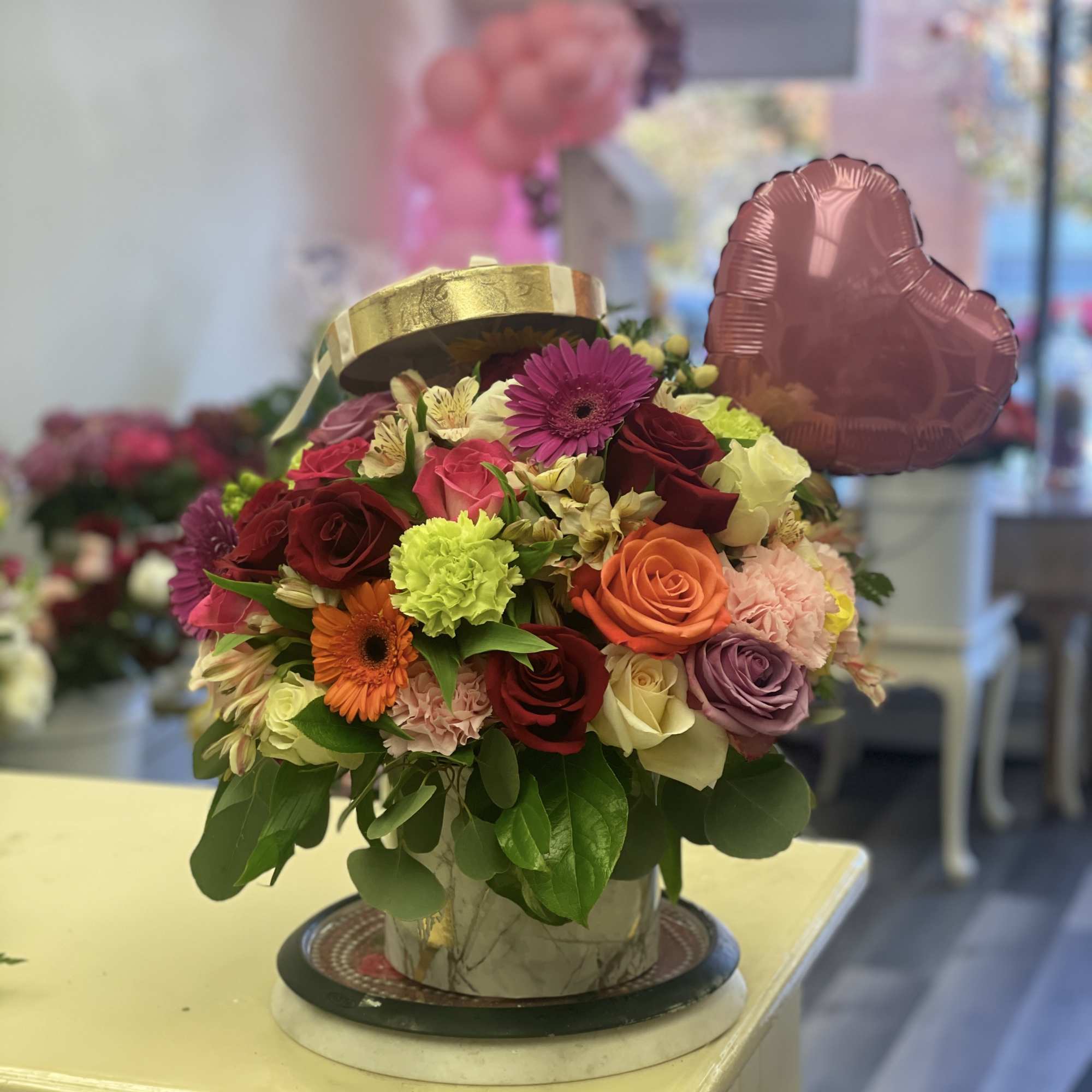 Flores mixtas ,rosas ,claveles , gerberas ,lethear ,eucalipto, lemon. en caja decorativa