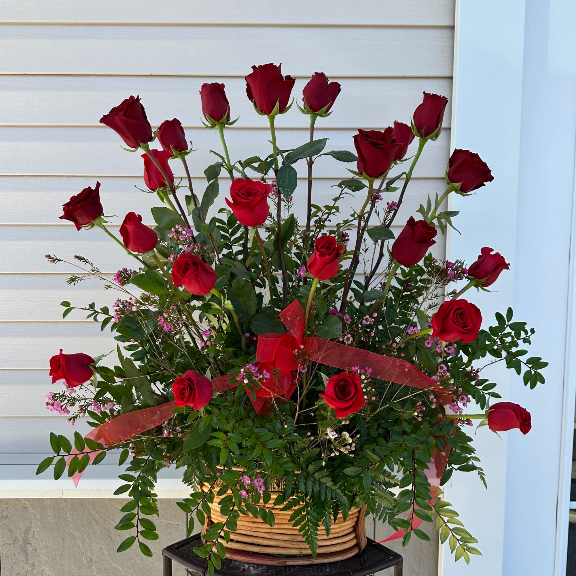 Es una canasta de 24 rosas rojas de tallo largo.

Las im&aacute;genes son