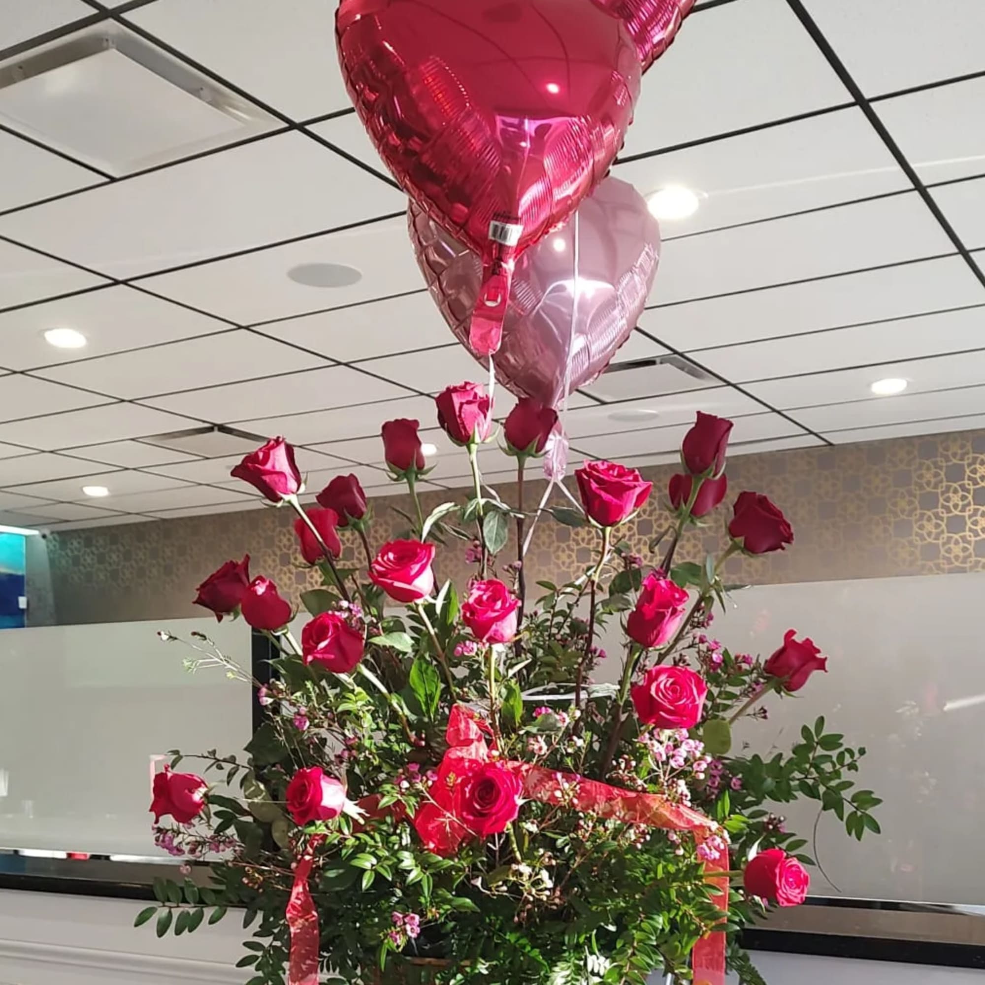 Es una canasta de 24 rosas rojas de tallo largo.

Las im&aacute;genes son