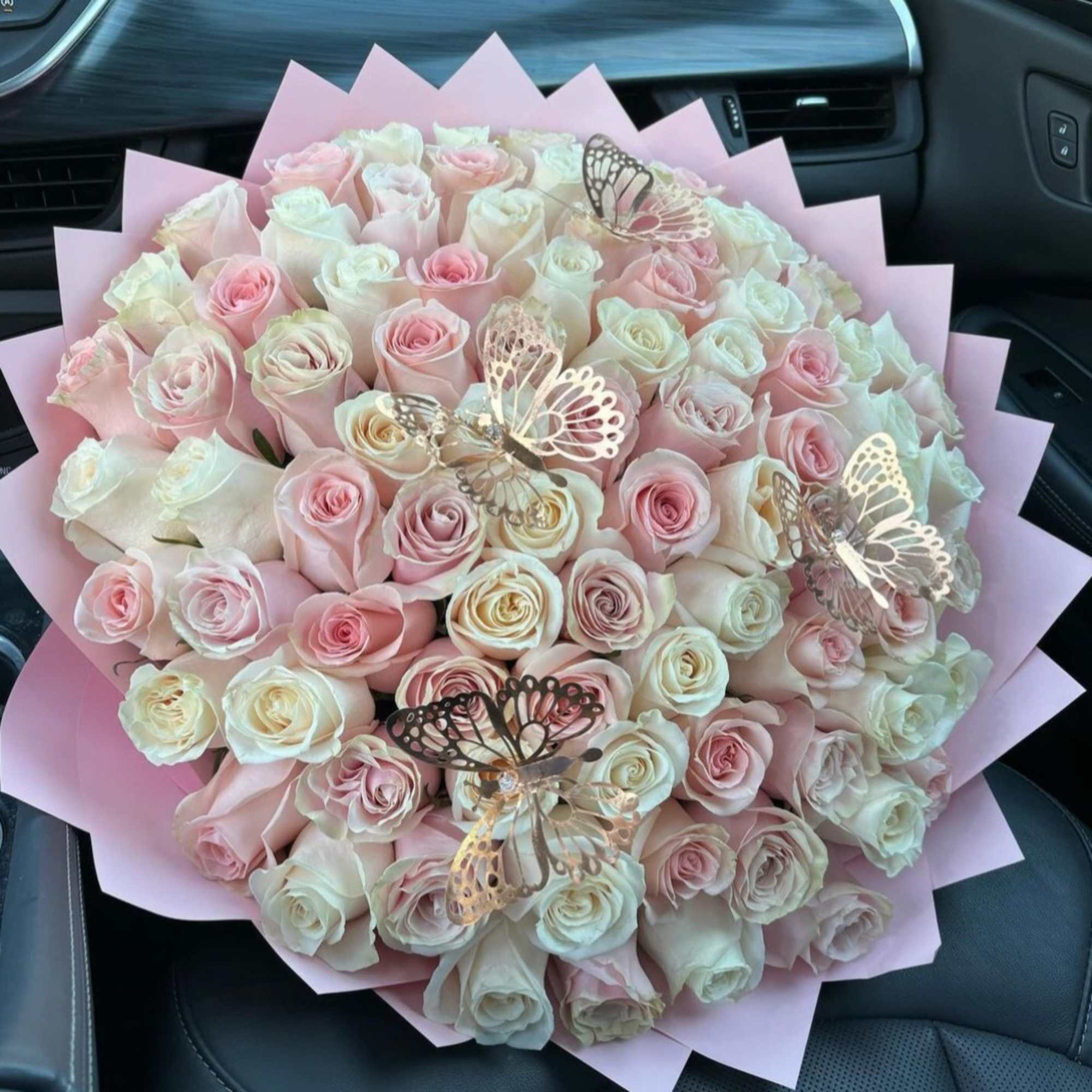 arreglos de rosas rosadas y blancas
