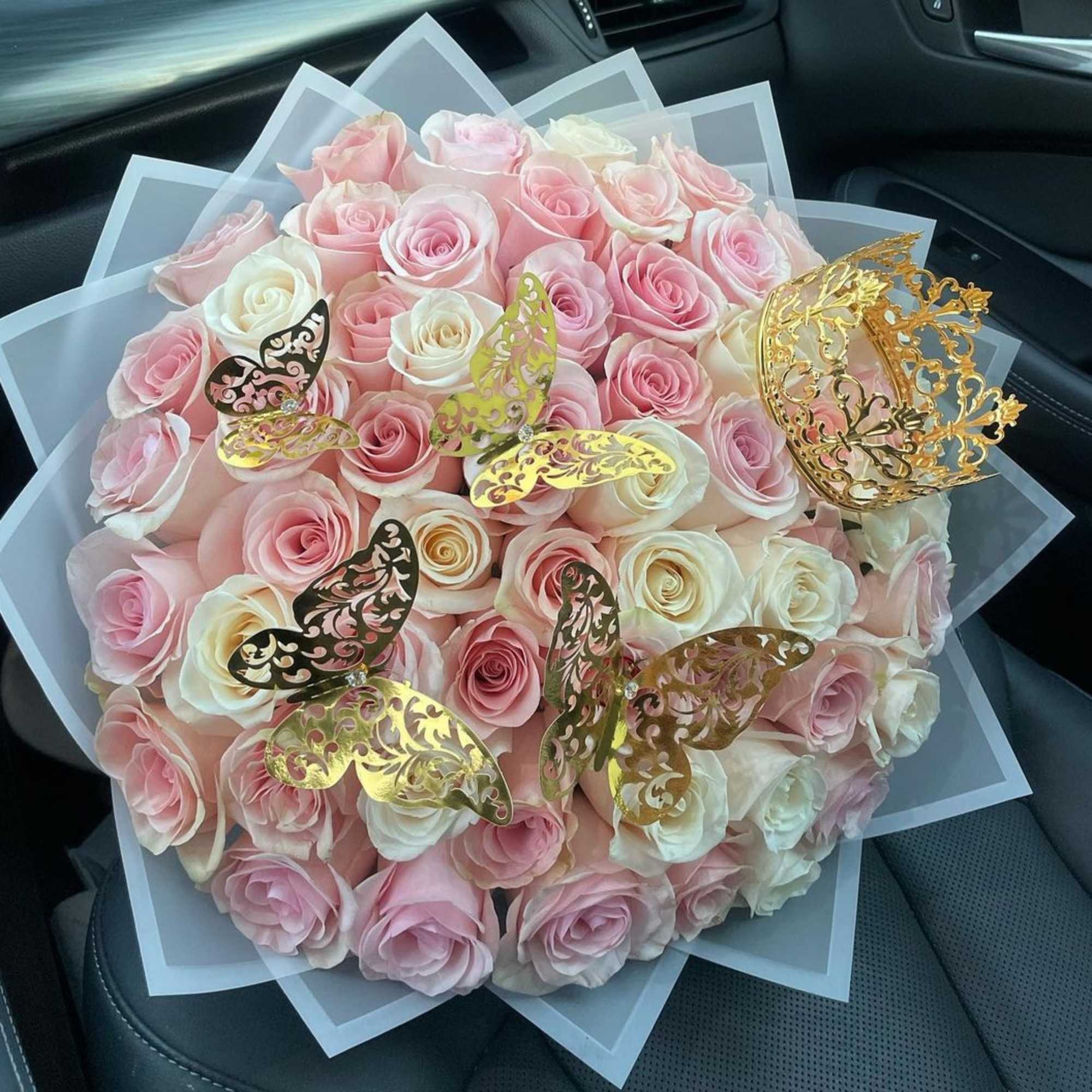 arreglos de rosas rosadas y blancas