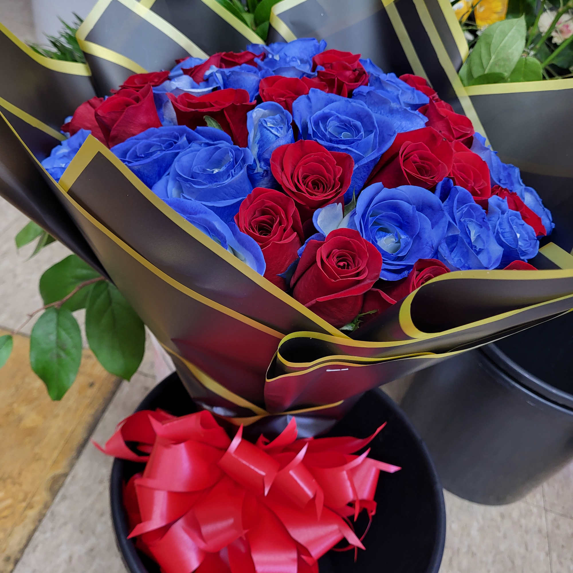 Rosas azules rojas tipo rramo buchon lleba 80 rosas  Rosas azules rojas tipo rramo buchon lleba 80 rosas